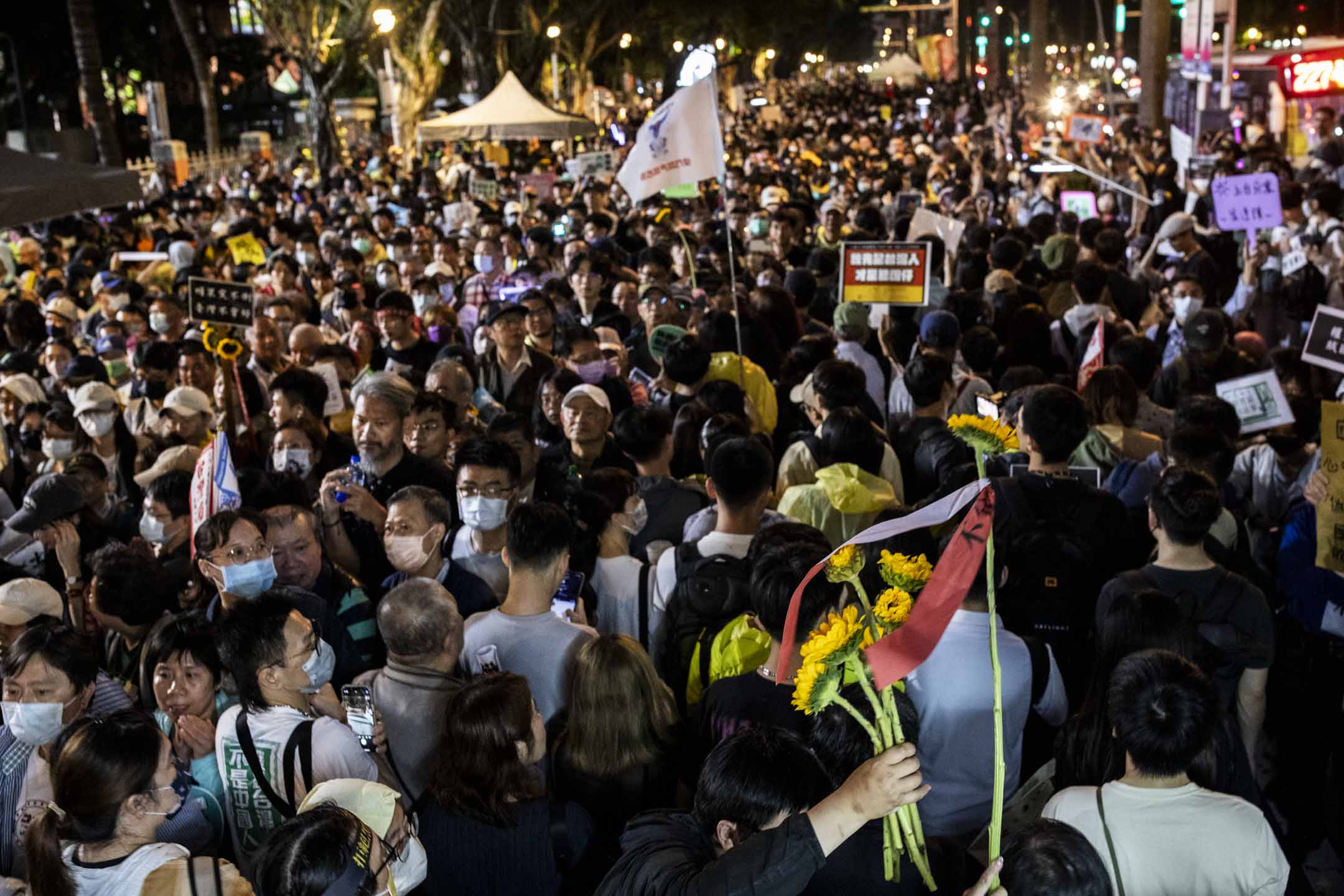 2024年5月28日,台北,立法院進行國會改革法案審議,立法院外有民衆集會。攝:林振東/端傳媒
