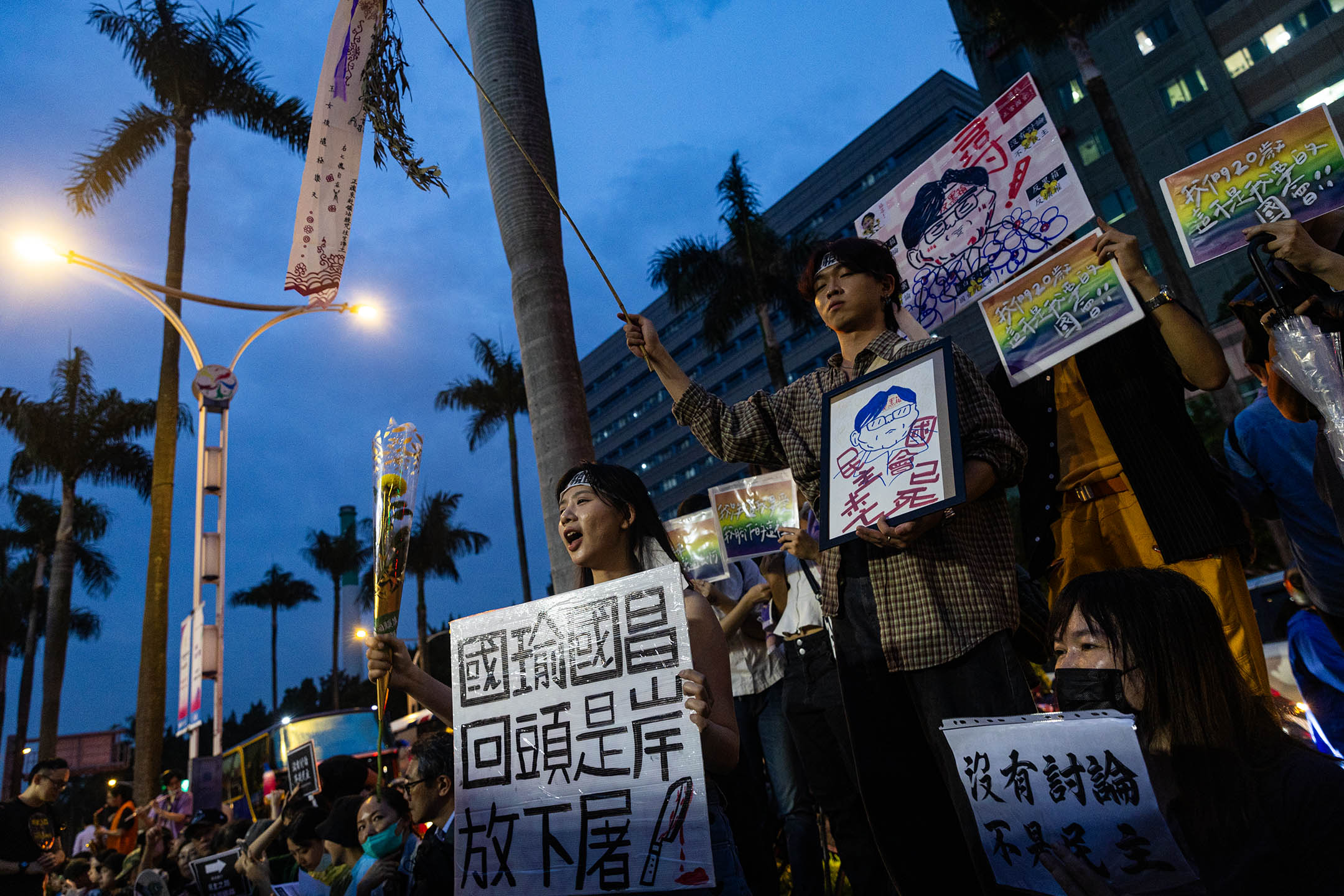 2024年5月24日,台北,立法院繼續處理藍白國會改革提案,立法院外示威者在集會。攝:陳焯煇/端傳媒