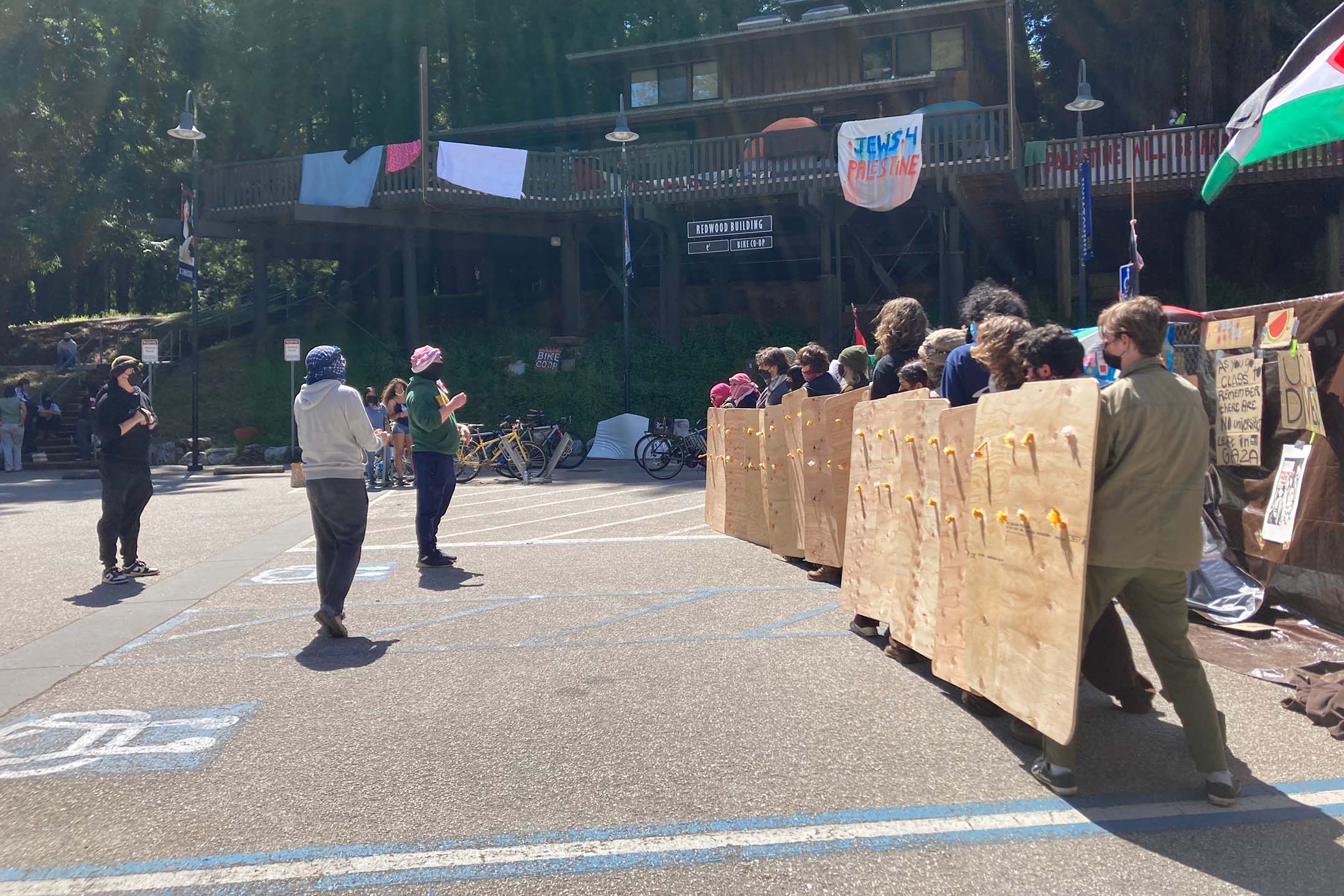 圣克鲁兹,加州大学圣克鲁兹分校学生的防暴演练。图:受访者提供