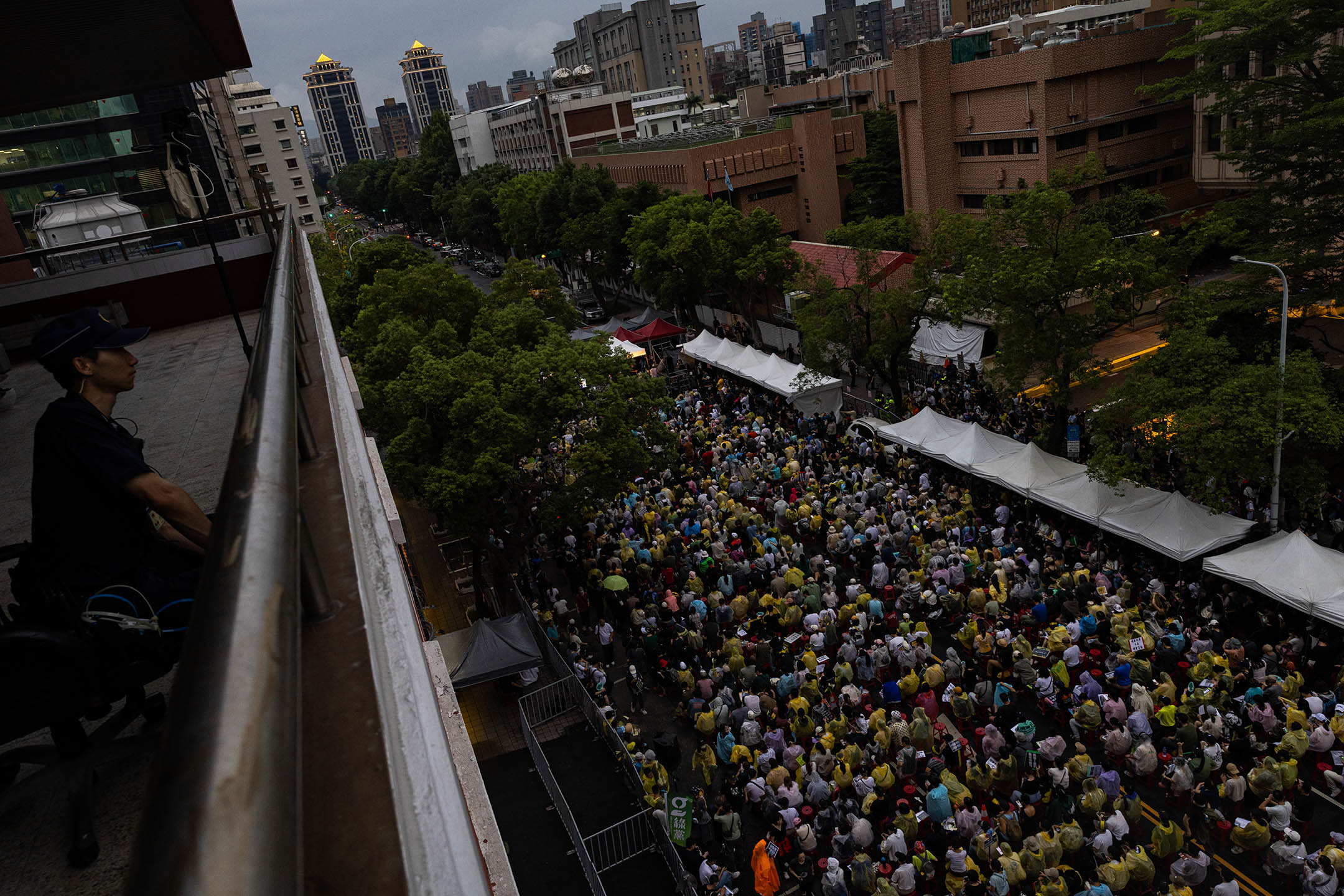 2024年5月24日,台北,立法院繼續處理藍白國會改革提案,示威者在立法院外集會。攝:陳焯煇/端傳媒