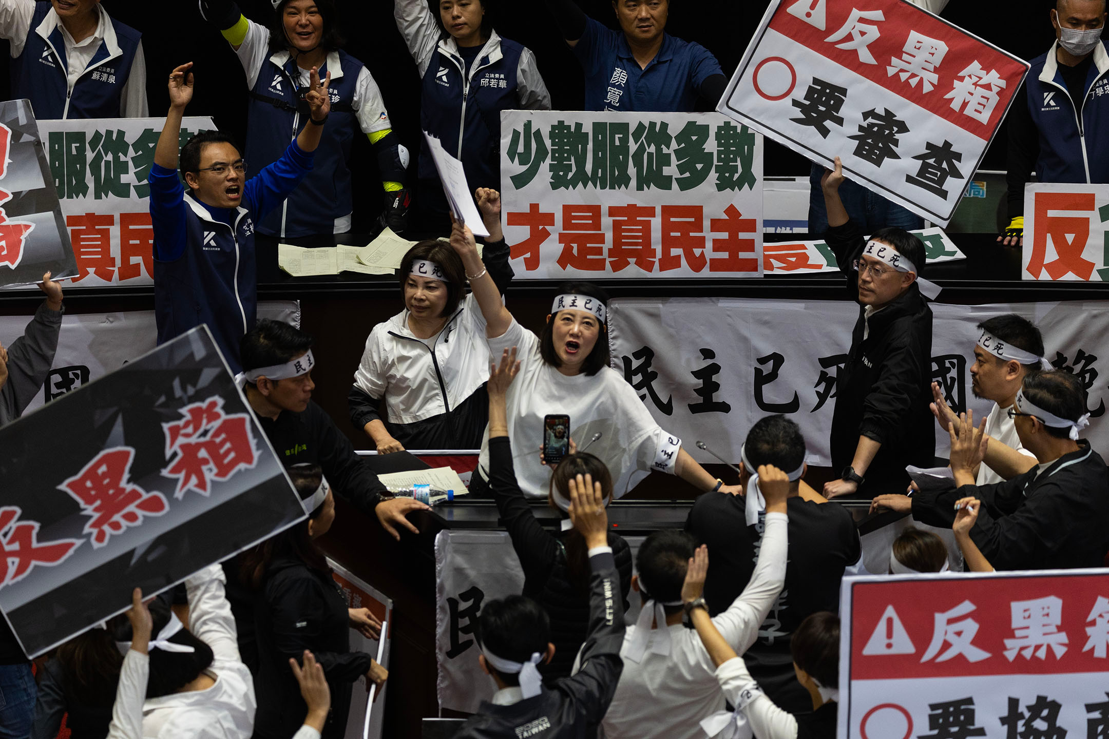 2024年5月21日, 立法院继续处理蓝白国会改革提案,就藐视国会罪与扩张人事同意权进行攻防。摄:陈焯煇/端传媒
