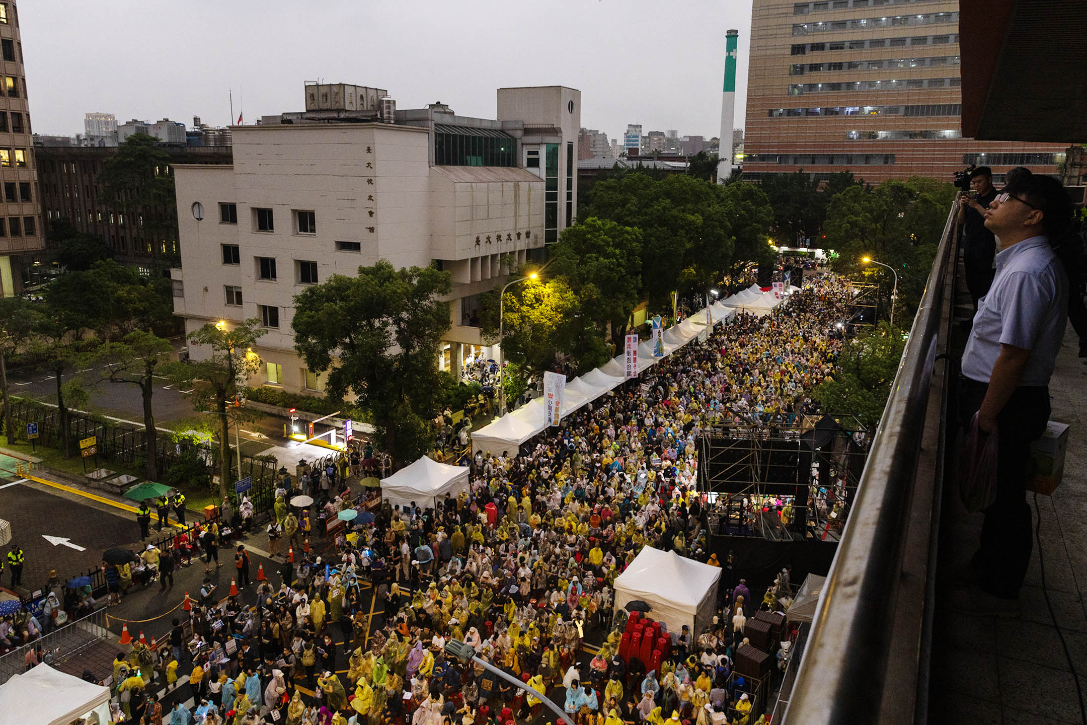 2024年5月28日,台北,立法院進行國會改革法案審議,立法院外有民衆集會。攝:陳焯煇/端傳媒