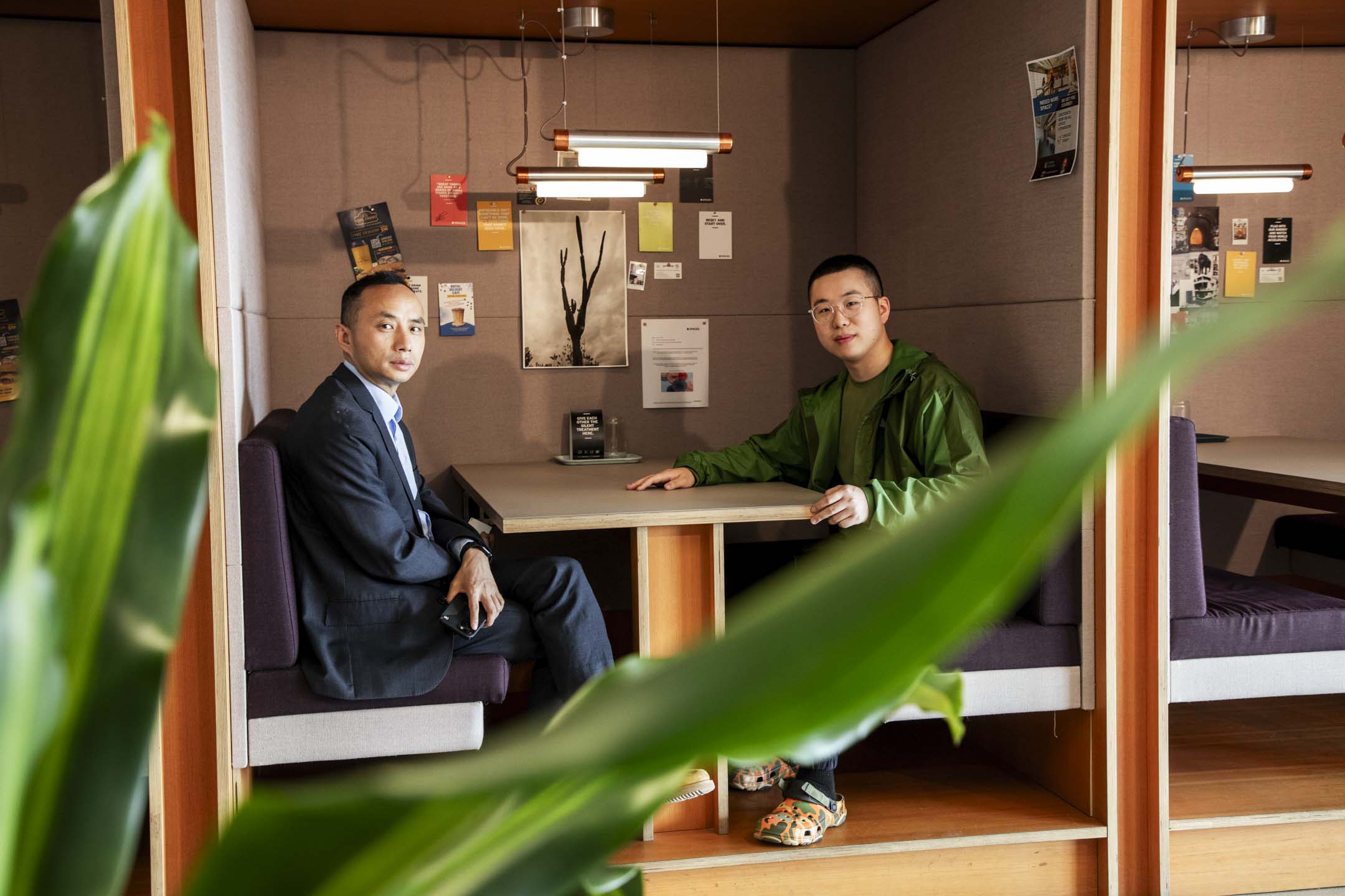 来自上海的Ethan和李小三是在走线途中认识的。李小三创业后Ethan是他的生意伙伴。摄:Hai Zhang/端传媒