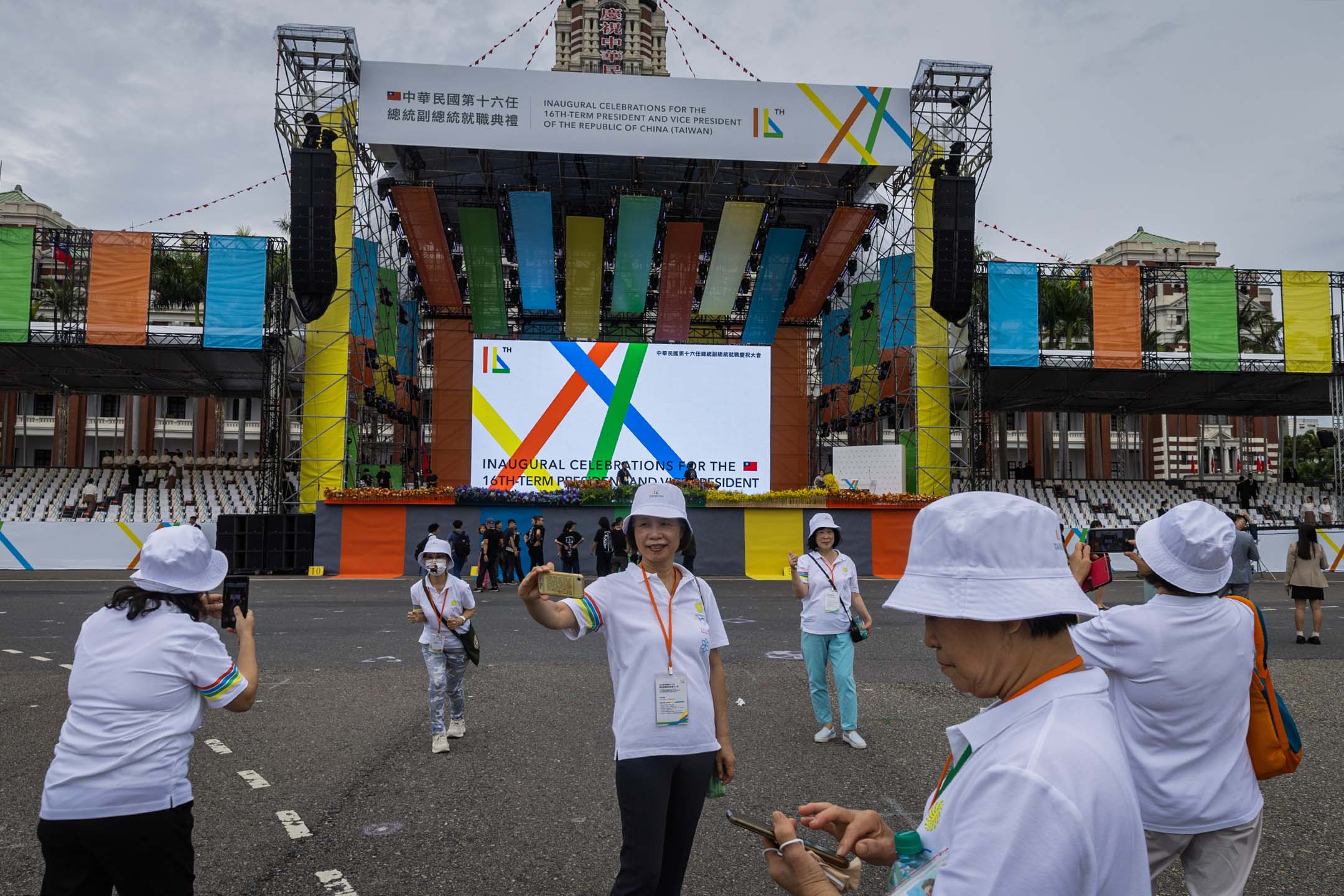 2024年5月20日,台北,中華民國第十六任總統副總統就職典禮,來賓在總統府前拍照留念。攝:陳焯煇/端傳媒