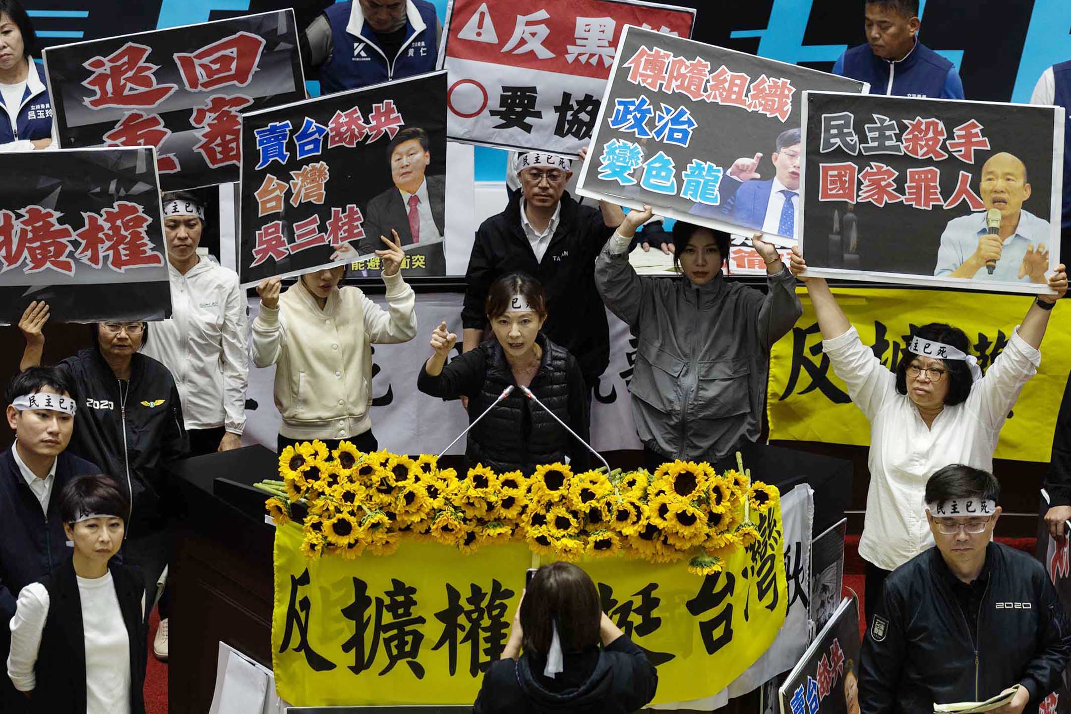 2024年5月21日,台北,立法院繼續處理藍白國會改革提案,民進黨立委在佈滿太陽花的台上發言。攝:陳焯煇/端傳媒