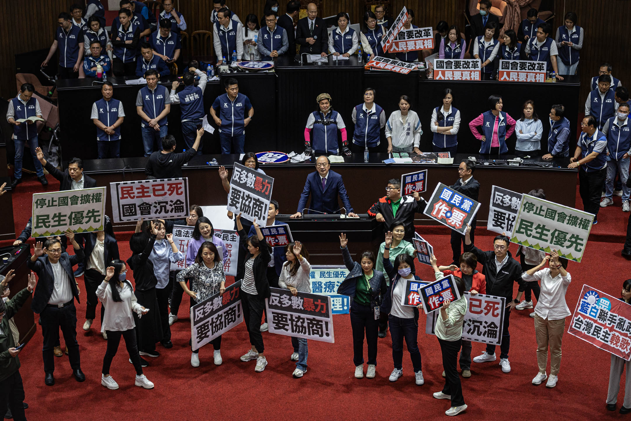 2024年5月17日,台北,立法院處理國會改革相關法案,民進黨立委舉手表決。攝:陳焯煇/端傳媒