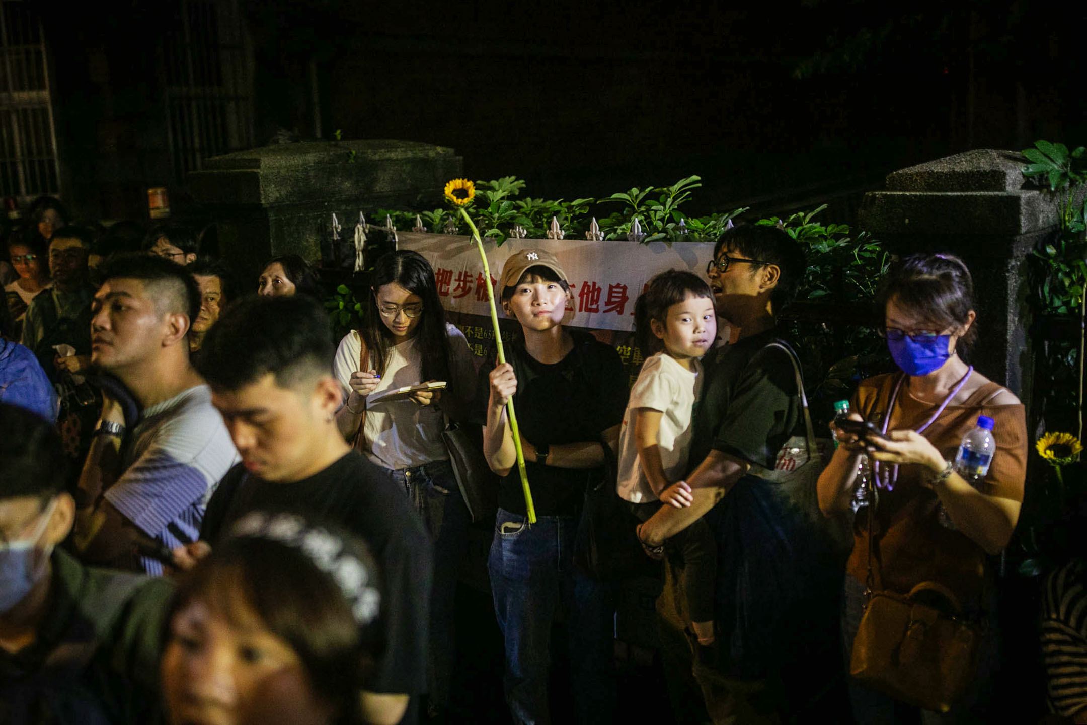 2024年5月21日,台北,立法院繼續處理藍白國會改革提案,場外上萬民衆聚集抗議。攝:陳焯煇/端傳媒