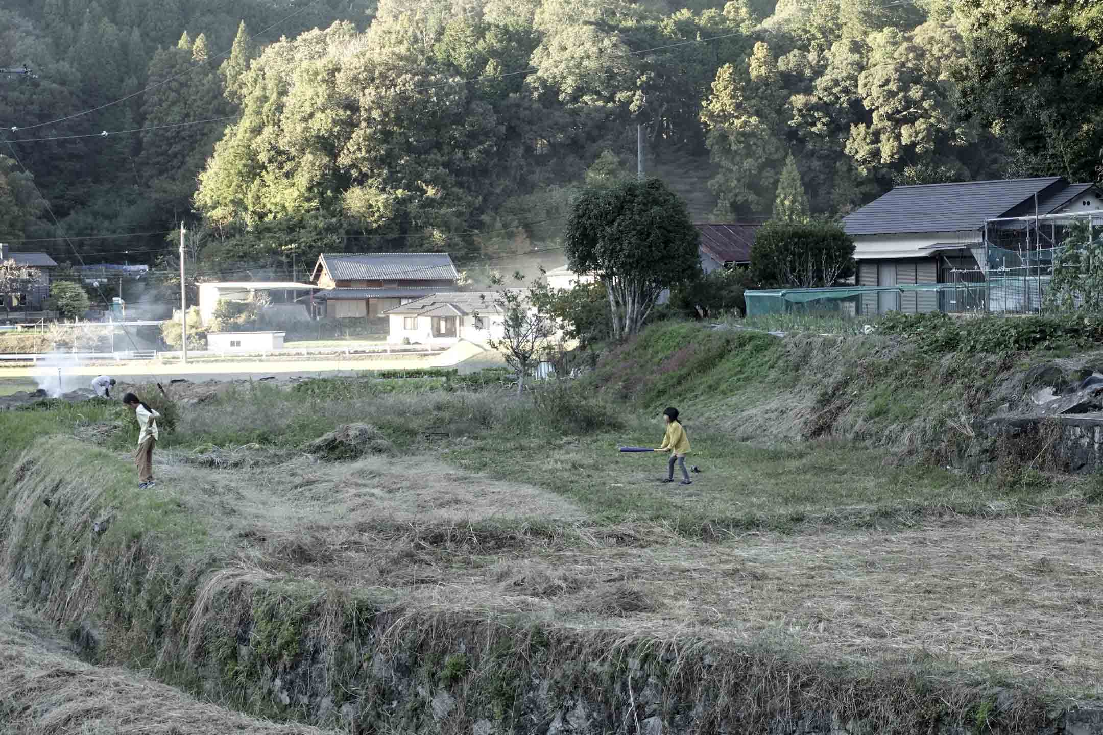 為神社的注連繩而打理的稻田,在收成過後,便成為了孩子們的遊樂場。攝影:林琪香