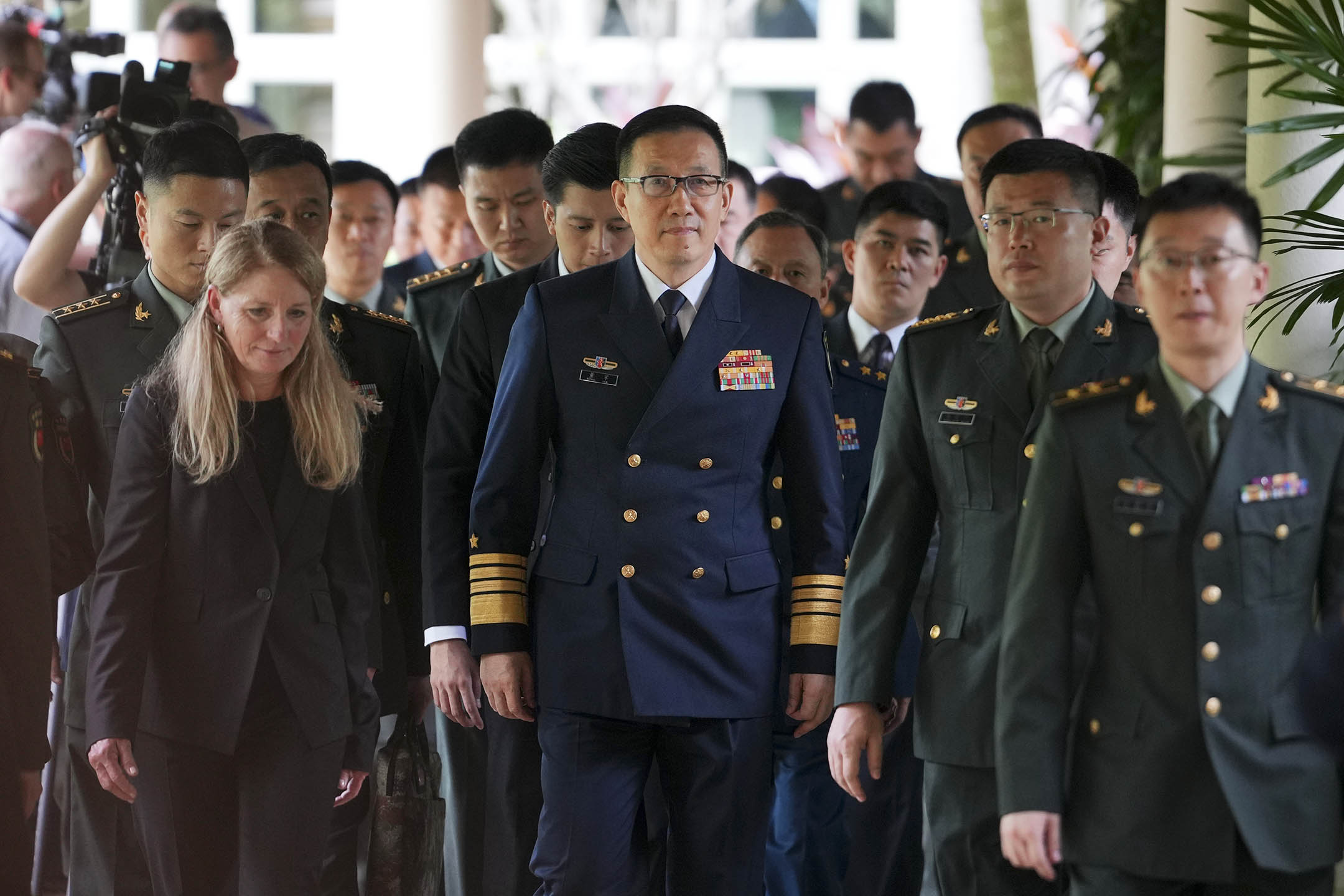 2024年5月31日，2024香格里拉對話會期間，中國國防部部長董軍（中）在與美國國防部長奧斯汀（Lloyd Austin）會晤後離場。攝：Vincent Thian/AP/達志影像