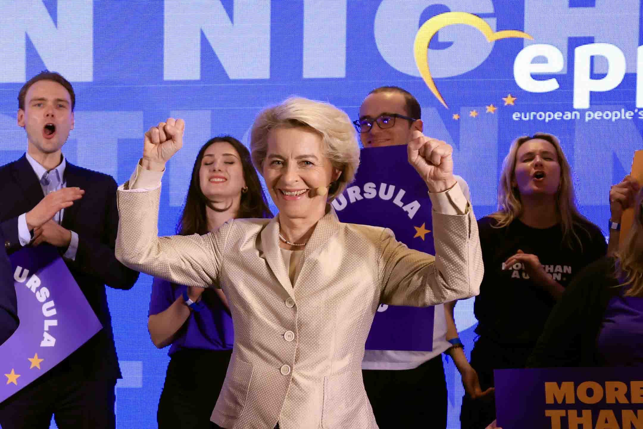 2024年6月9日,現任歐盟委員會主席 Ursula von der Leyen 在布魯塞爾歐洲人民黨總部舉行的活動中擺出勝利姿勢。攝:Geert Vanden Wijngaert/AP/達志影像