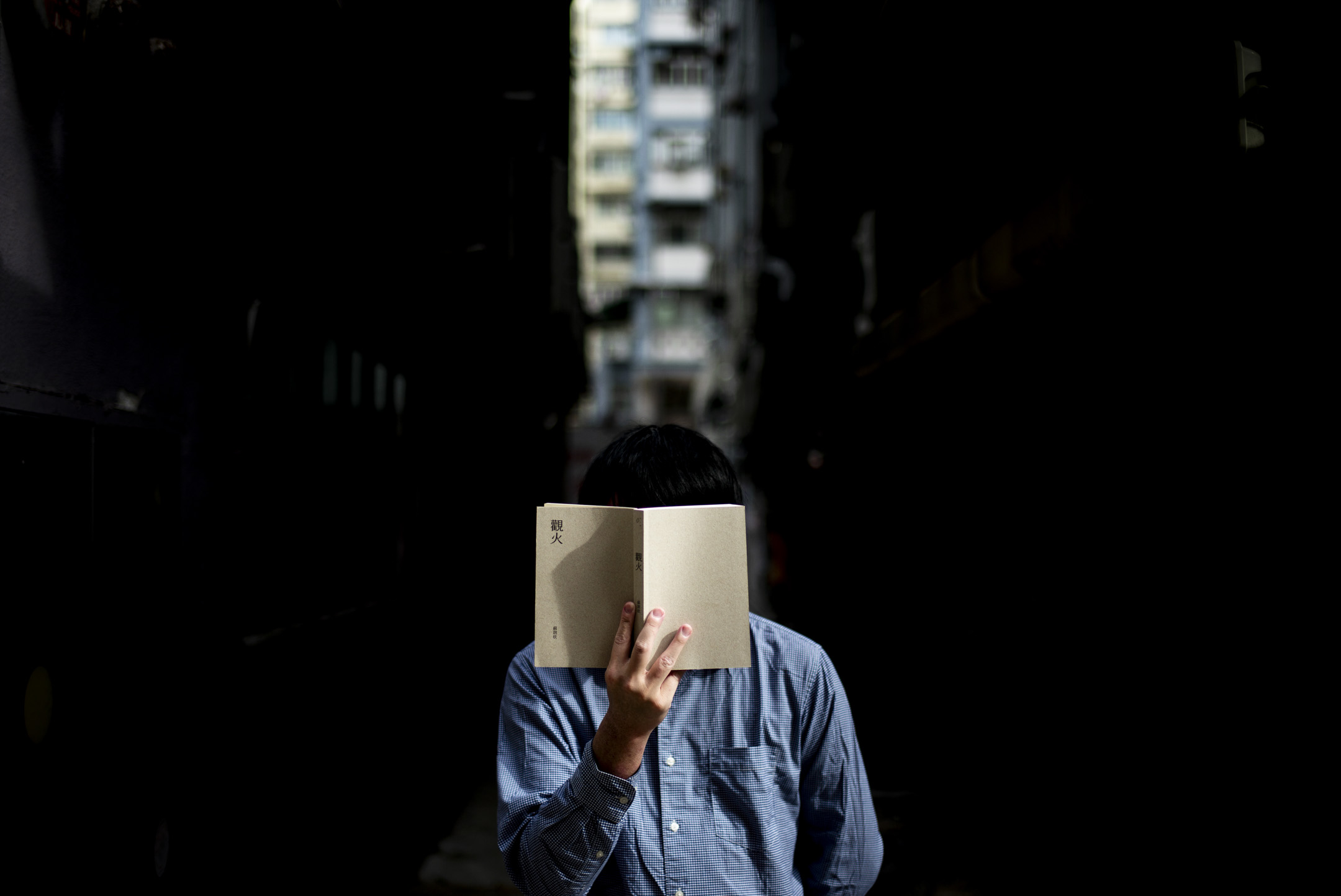Bret(化名)读书,读历史,明白社会运动会经历跌宕的过程。摄:林振东/端传媒