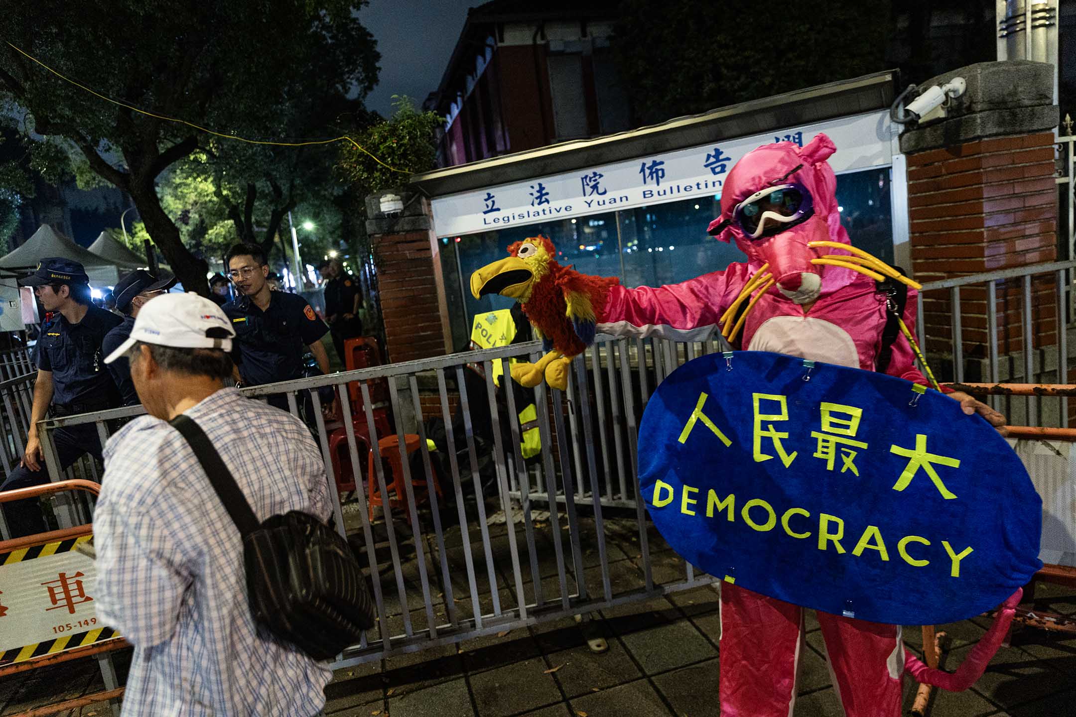 2024年6月20日,台北,公民團體發起「青鳥行動」,號召支持者到立法院外聲援。攝:陳焯煇/端傳媒
