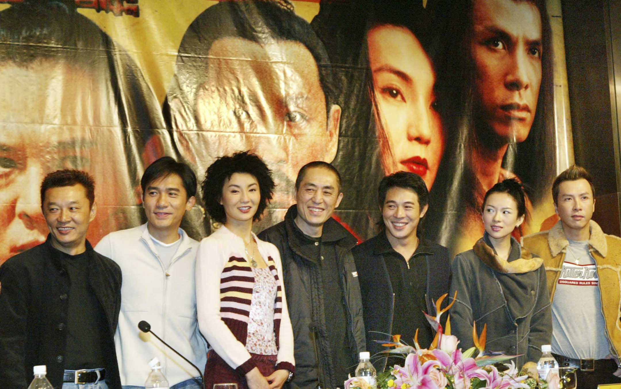 2002年12月16日,程小東、梁朝偉、張曼玉、張藝謀、李連杰、章子怡、甄子丹等出席《英雄》記者會。攝:Liang Zhen/WireImage