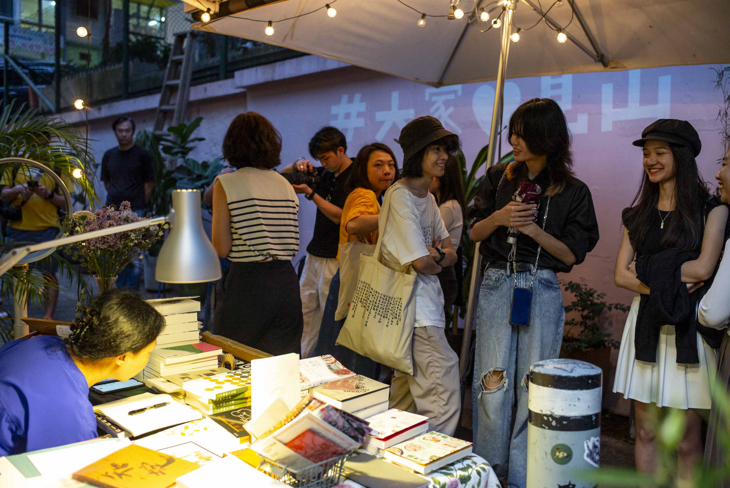 2024年3月31日,香港独立书店“见山书店”结业,当日有近百人送别 。摄:林振东/端传媒