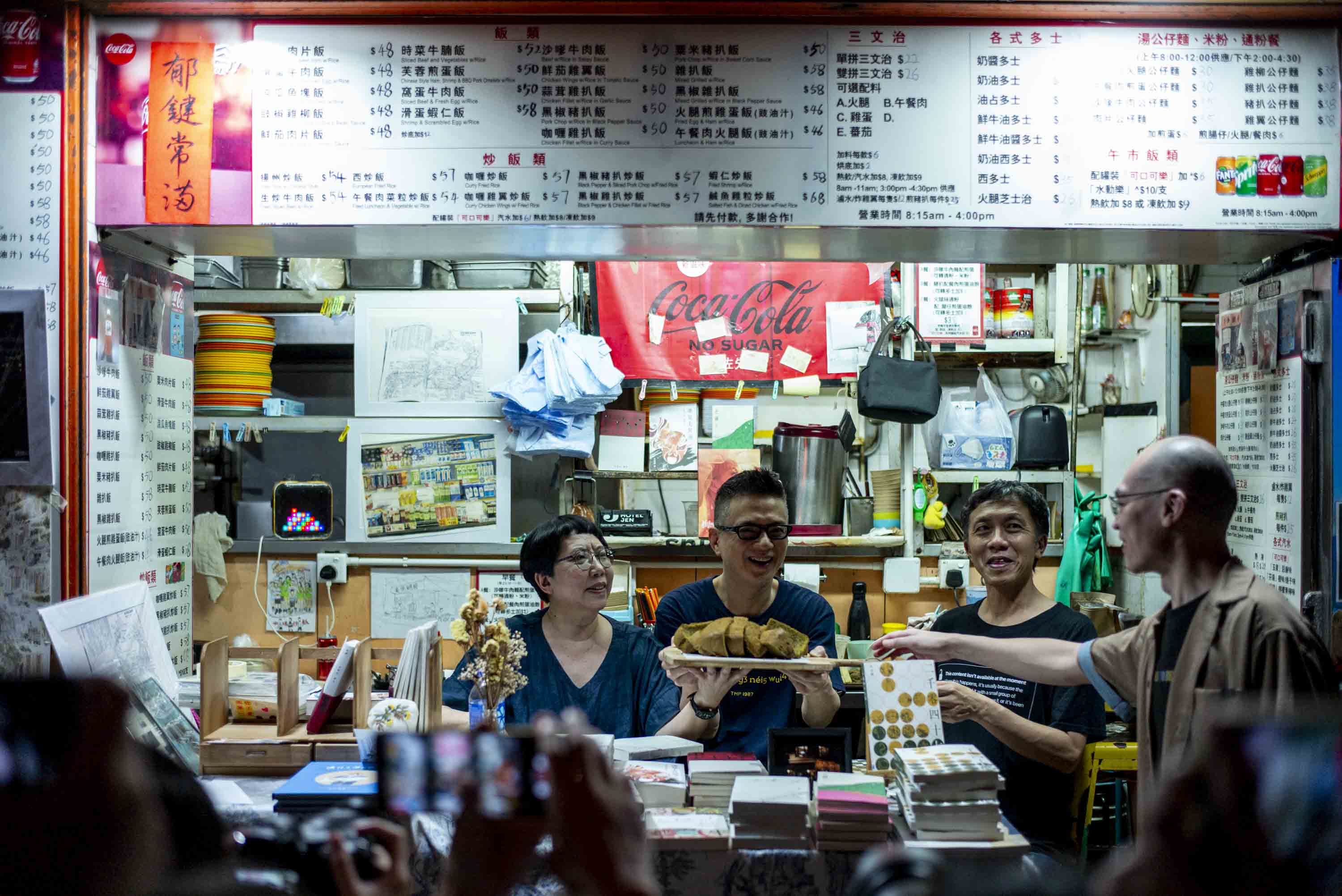2024年3月31日,香港独立书店“见山书店”结业,当日有近百人送别 。摄:林振东/端传媒