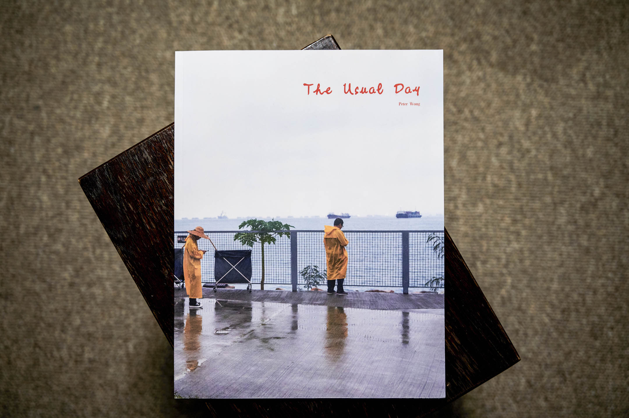 摄影师 Peter 在英国印制自己关于香港城市空间的摄影集《The Usual Day》。摄影:Peter Wong