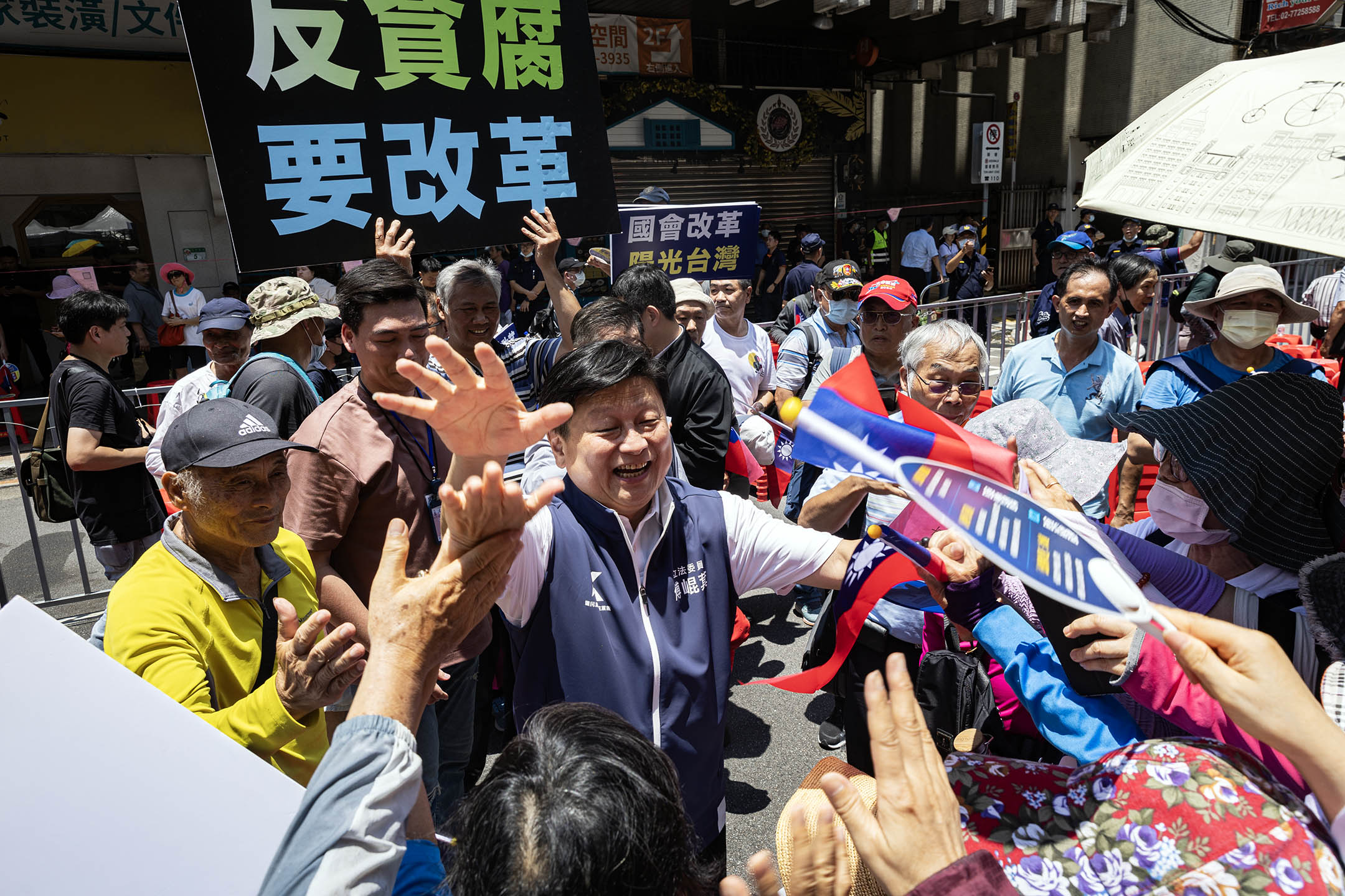 2024年6月21日，台北，國民黨的支持者集結立院外力挺國會改革。攝：陳焯煇/端傳媒