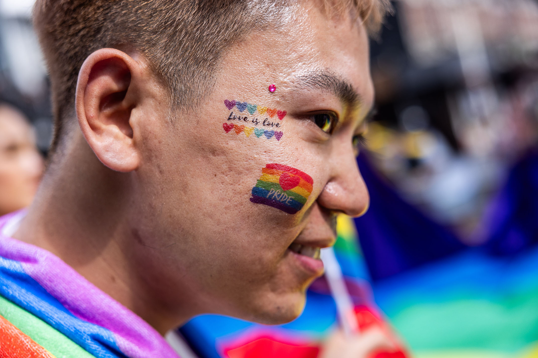 2024年6月1日,泰国曼谷,一名男子在骄傲游行期间脸上印有LGBTQ+的图案。摄:Lauren DeCicca/Getty Images