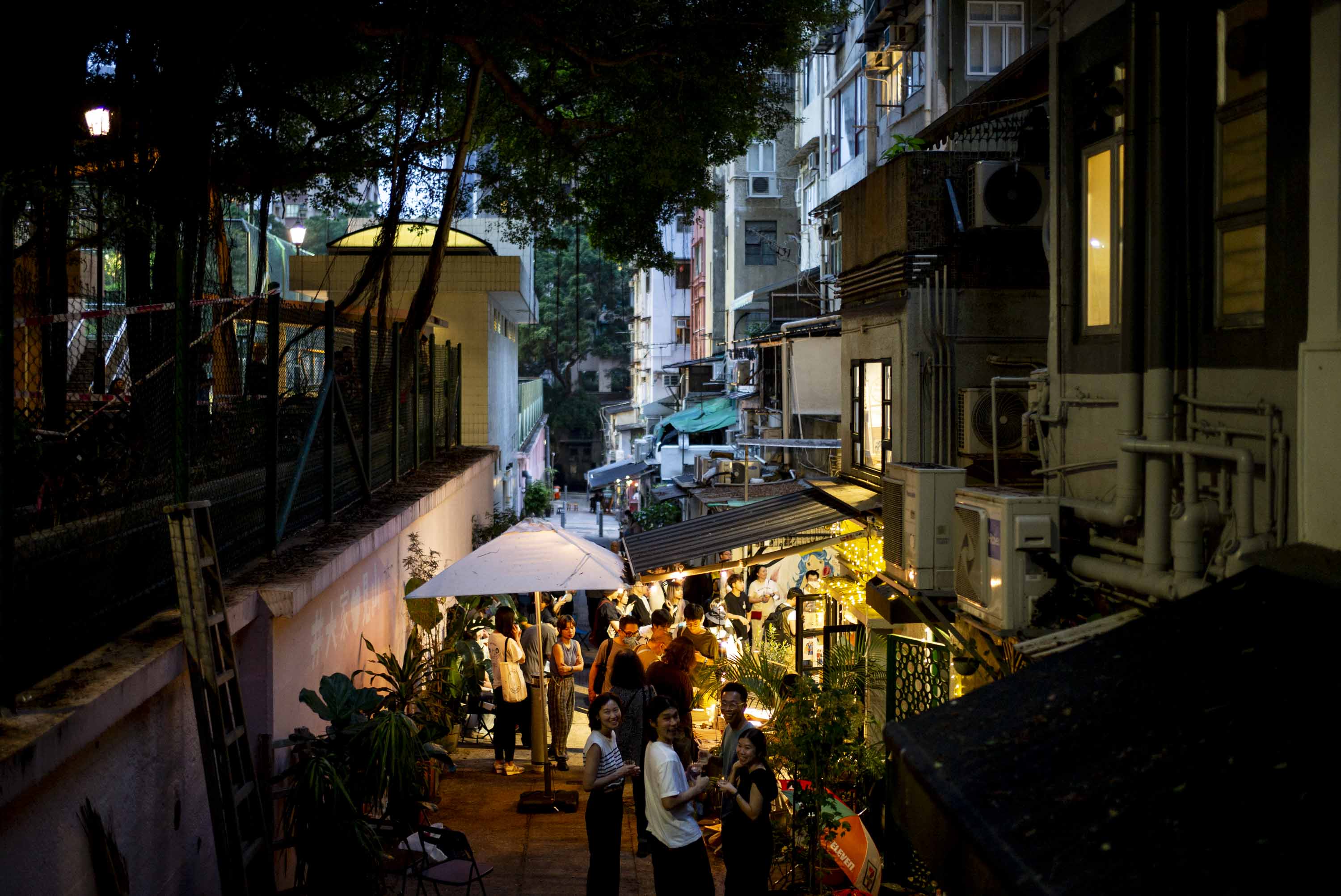 2024年3月31日,香港独立书店“见山书店”结业,当日有近百人送别 。摄:林振东/端传媒