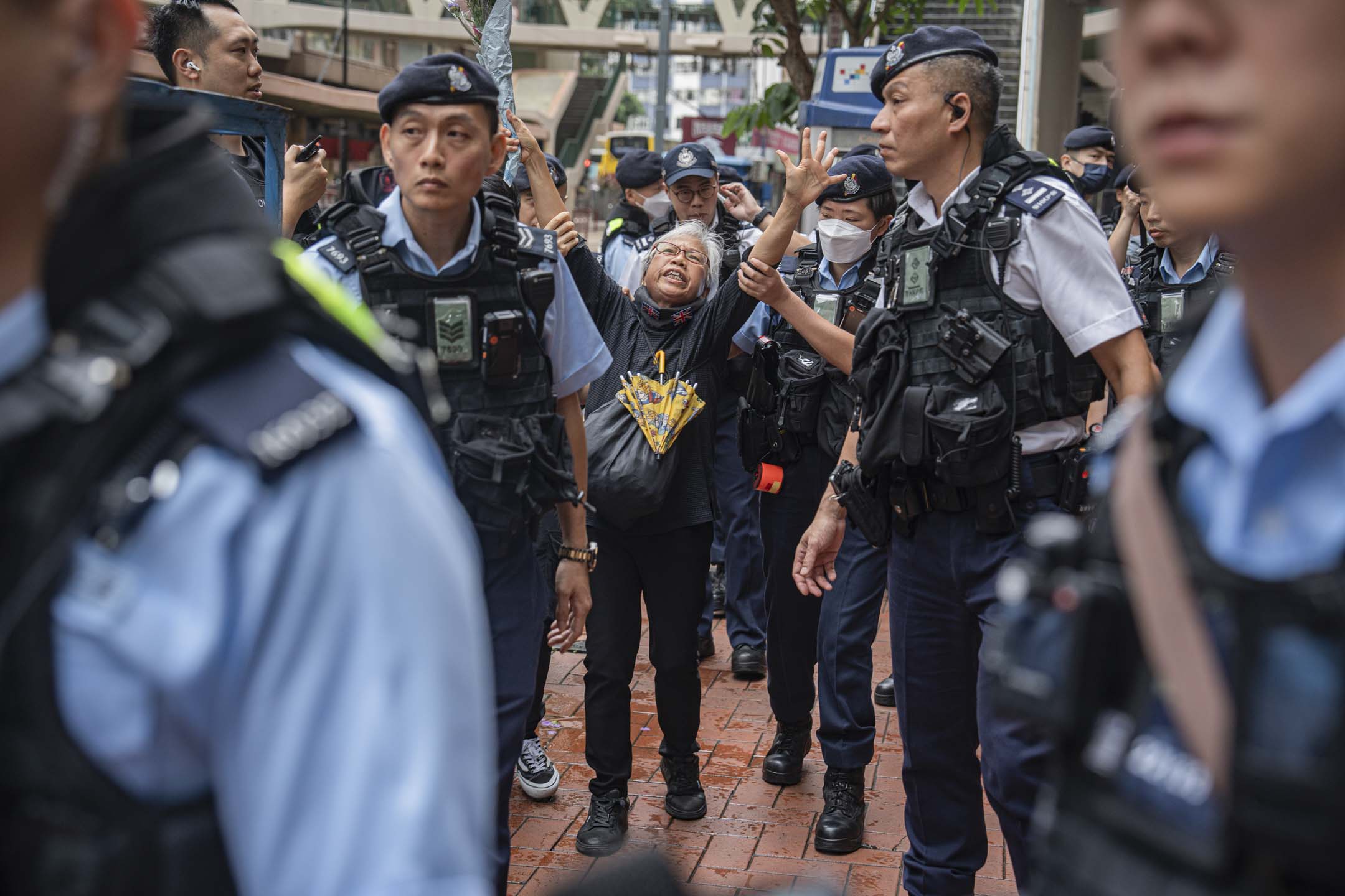 2024年6月4日,黃婆婆在銅鑼灣被警察拘捕。攝:Leung Man Hei /EPA/達志影像