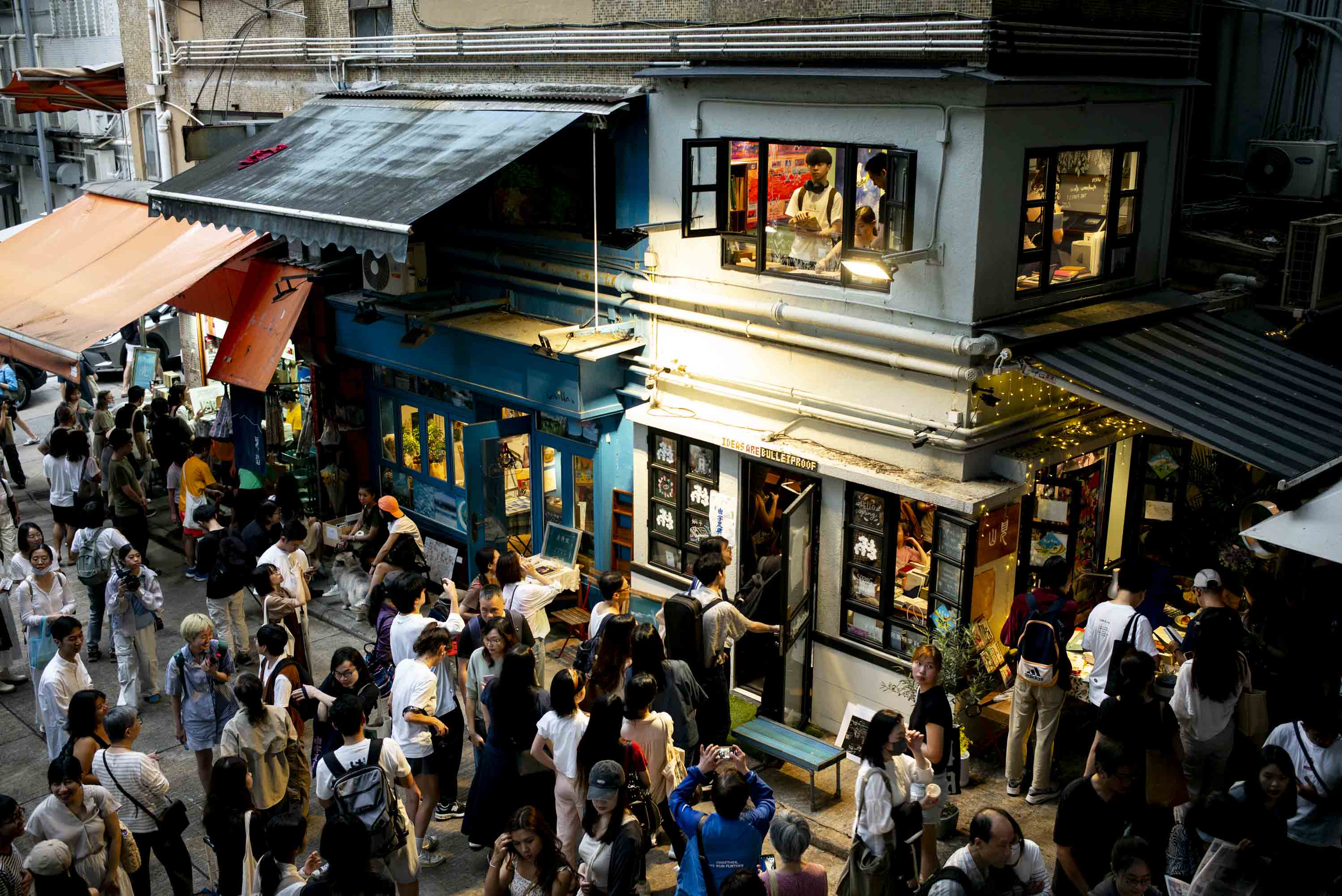 2024年3月31日,香港独立书店“见山书店”结业,当日有近百人送别 。摄:林振东/端传媒