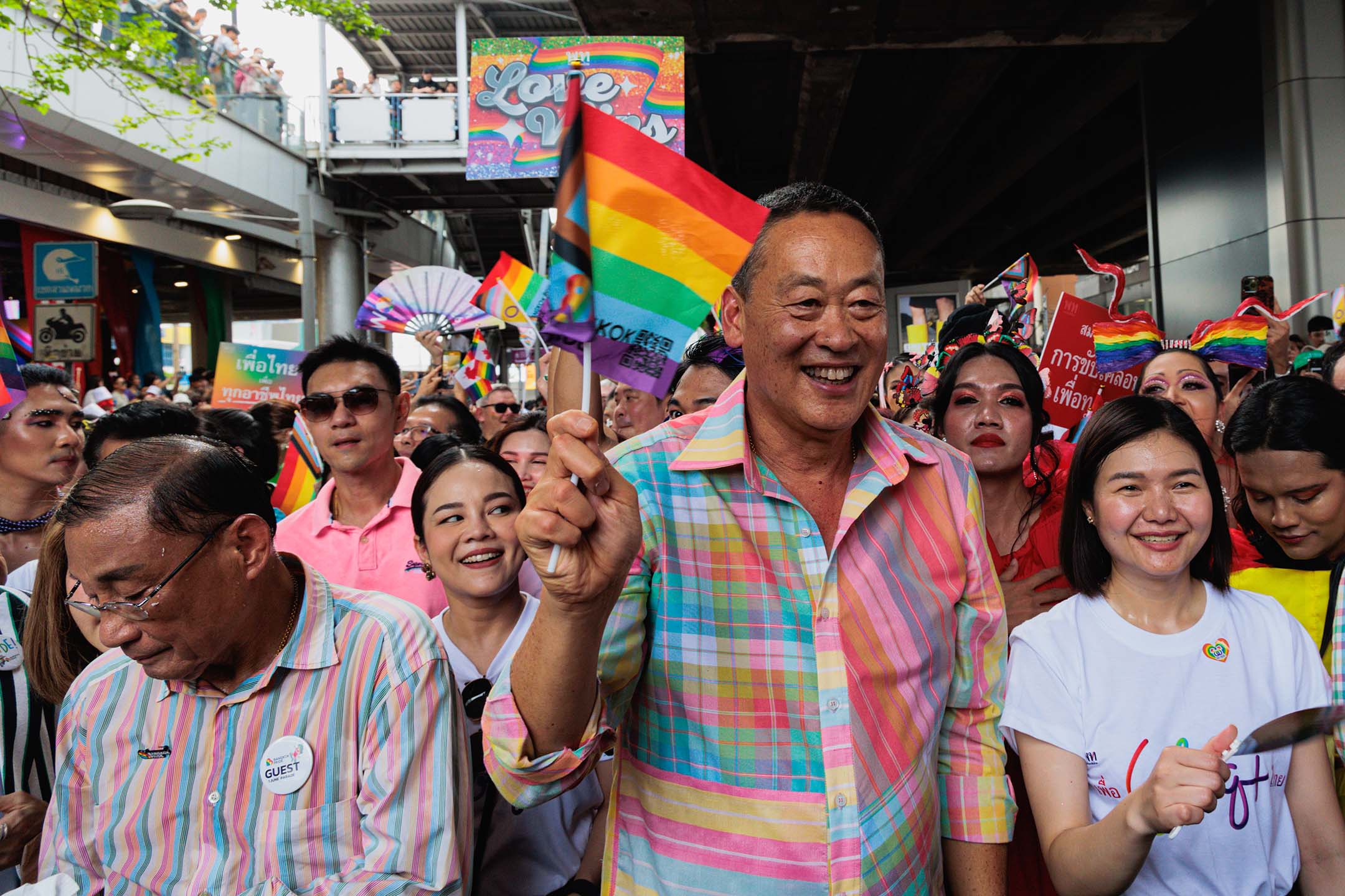 2024年6月1日,泰国曼谷,总理Srettha Thavisin(中)参加骄傲游行期间挥舞著彩虹旗。摄:Varuth Pongsapipatt/SOPA Images/LightRocket via Getty Images