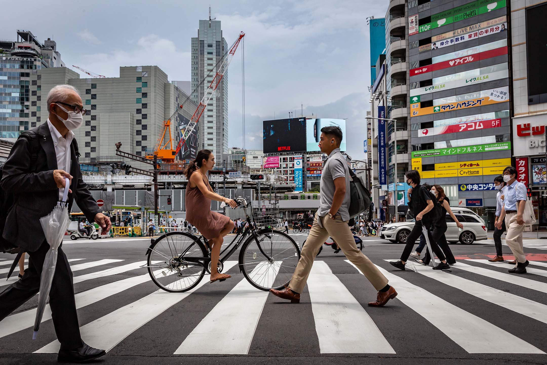 2021年7月30日,日本東京,人們在馬路經過。攝:Yuichi Yamazaki/Getty Images