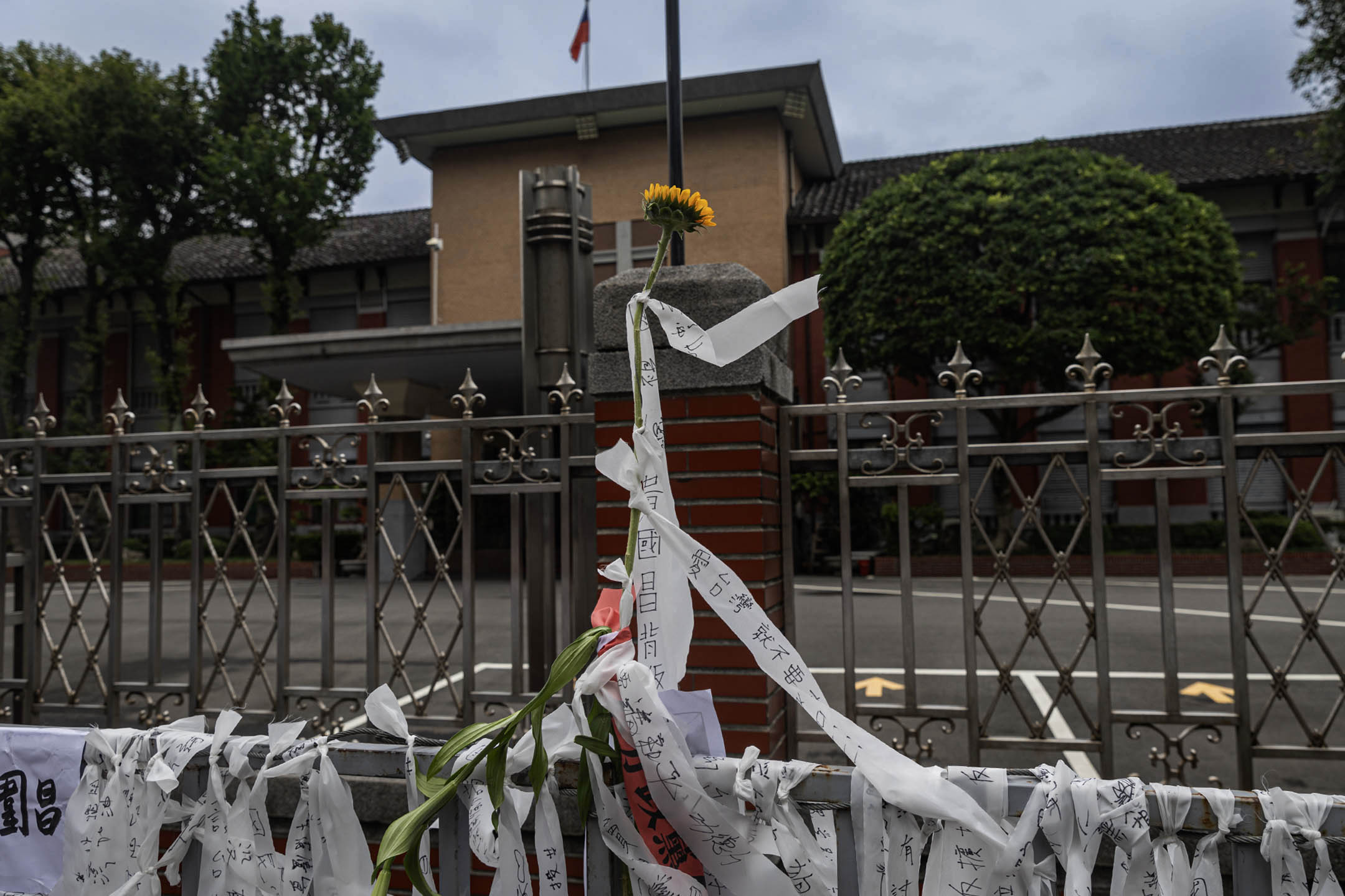 2024年5月28日,台北,立法院進行改革法案審議,民眾在立法院外繫上白布條。攝:陳焯煇/端傳媒