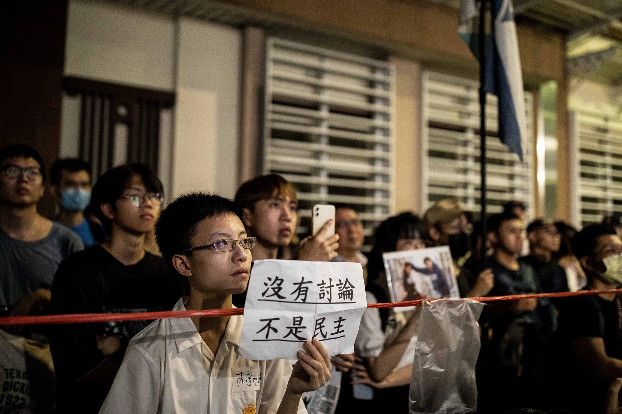 2024年5月24日,台北,立法院审议国会改革法案,立法院外有民众集会。摄:陈焯煇/端传媒