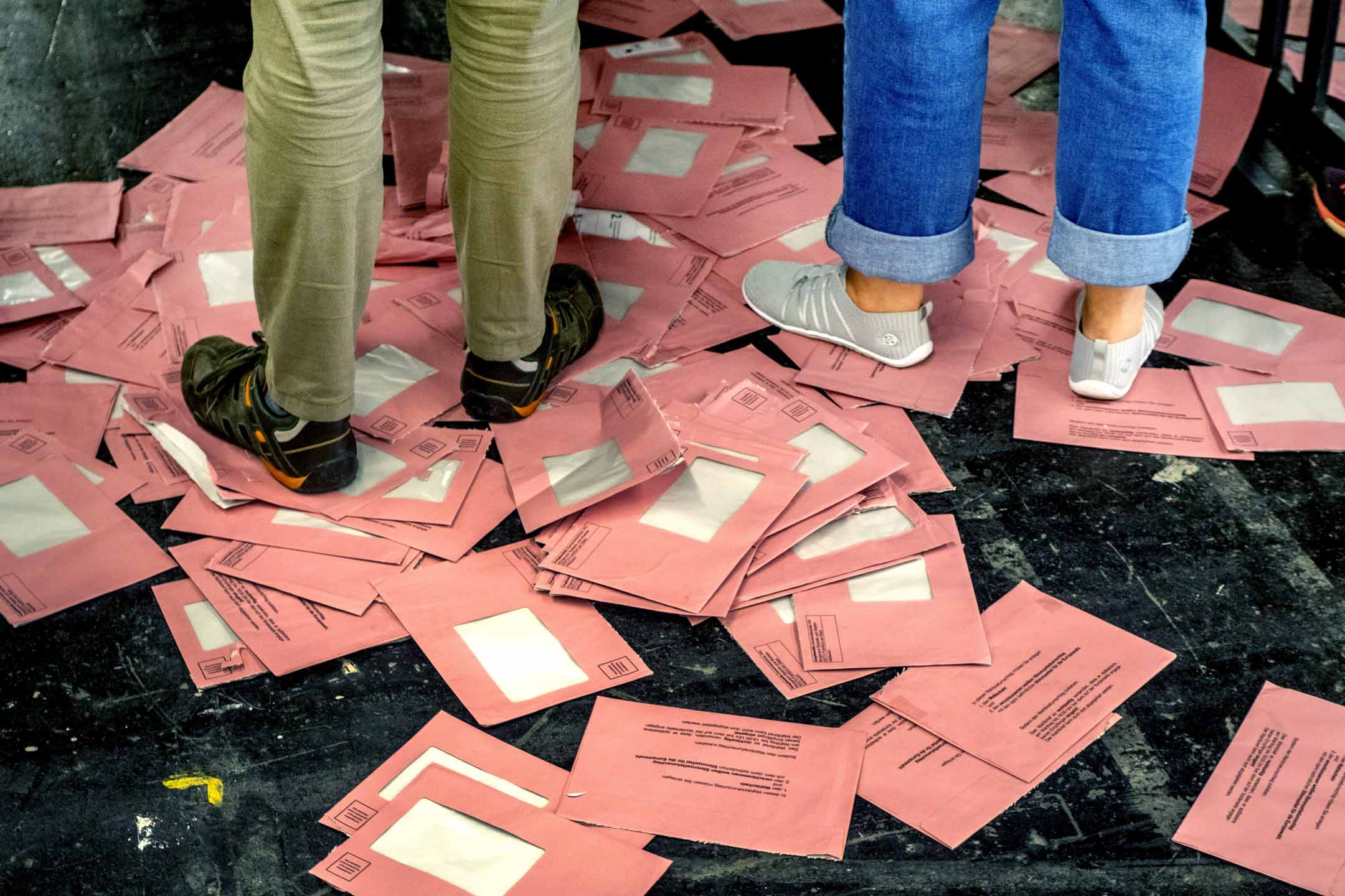 2024年6月9日,德國法蘭克福博覽會大廳的地板上,躺著歐洲選舉郵寄選票的空信封。攝:Michael Probst/AP/達志影像