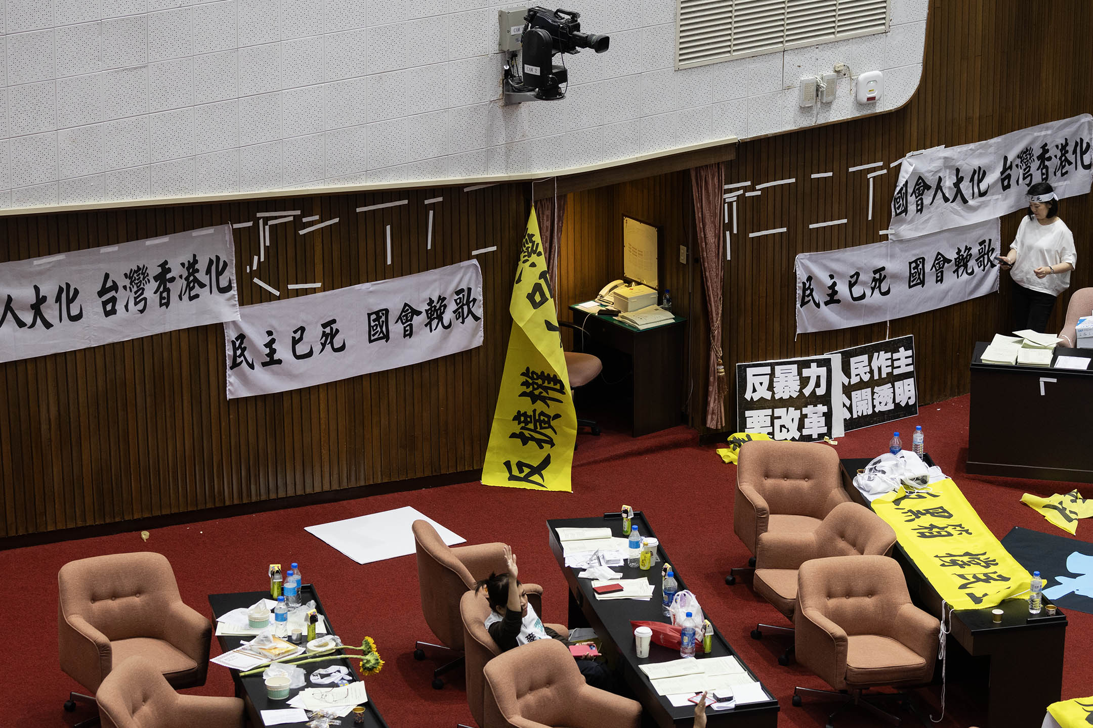 2024年5月24日,台北,立法院继续处理国会改革法案,立法院议场挂满布条。摄:陈焯煇/端传媒