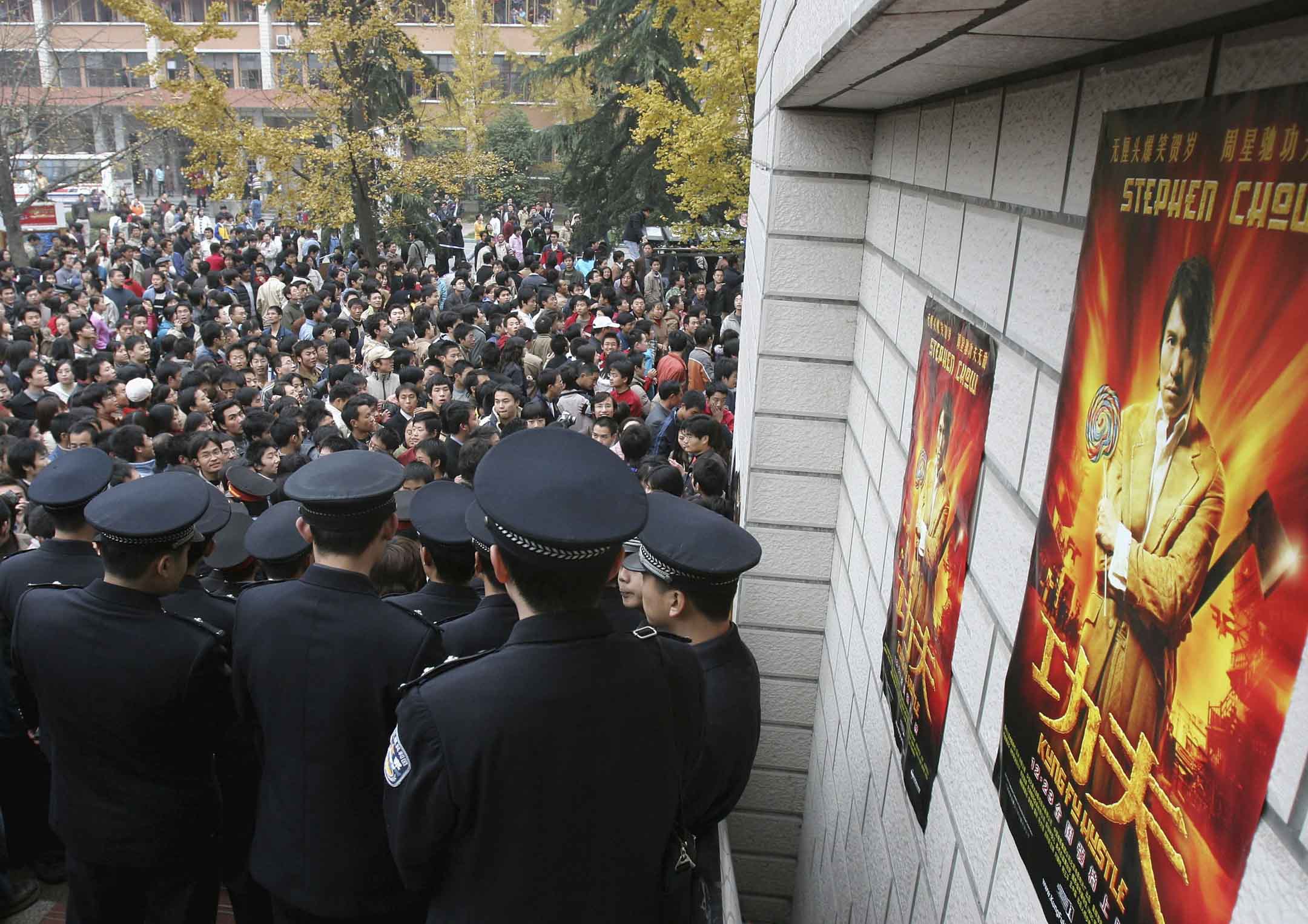 2004年12月5日,中國四川成都,大量粉絲在周星馳電影《功夫》的宣傳現場。攝:China Photos/Getty Images
