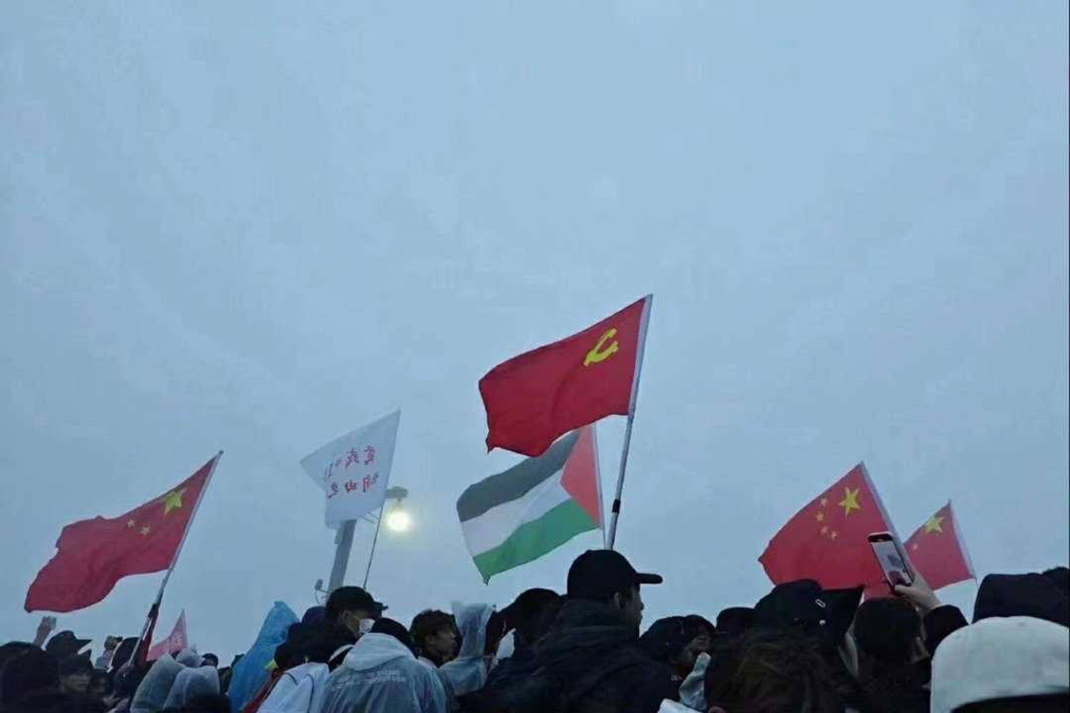 端午節期間，中國多地出現民衆展示巴勒斯坦國旗。圖：網上圖片