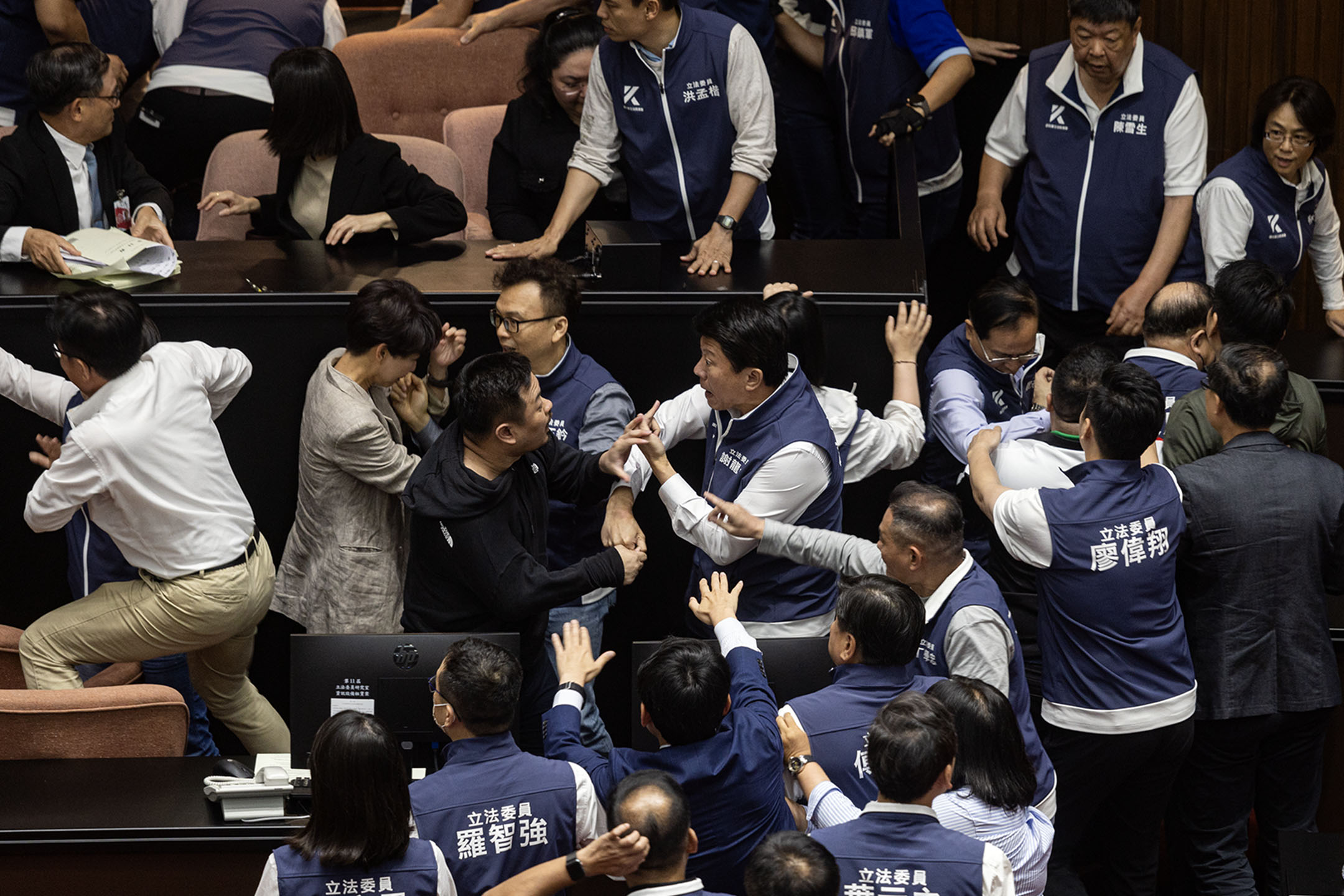 2024年5月17日,台北,国会改革法案在立法院力拼三读,国民党立委跟民进党立委于议场表决期间爆发冲突。摄:陈焯煇/端传媒