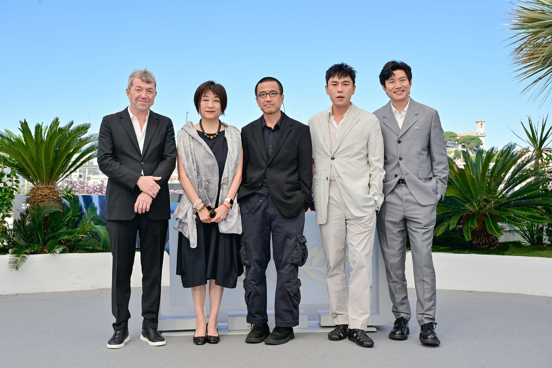 2024年5月17日,法國康城,《一部未完成的電影》導演婁燁(中)與製作團隊出席康城電影節。攝:Stephane Cardinale - Corbis/Corbis via Getty Images
