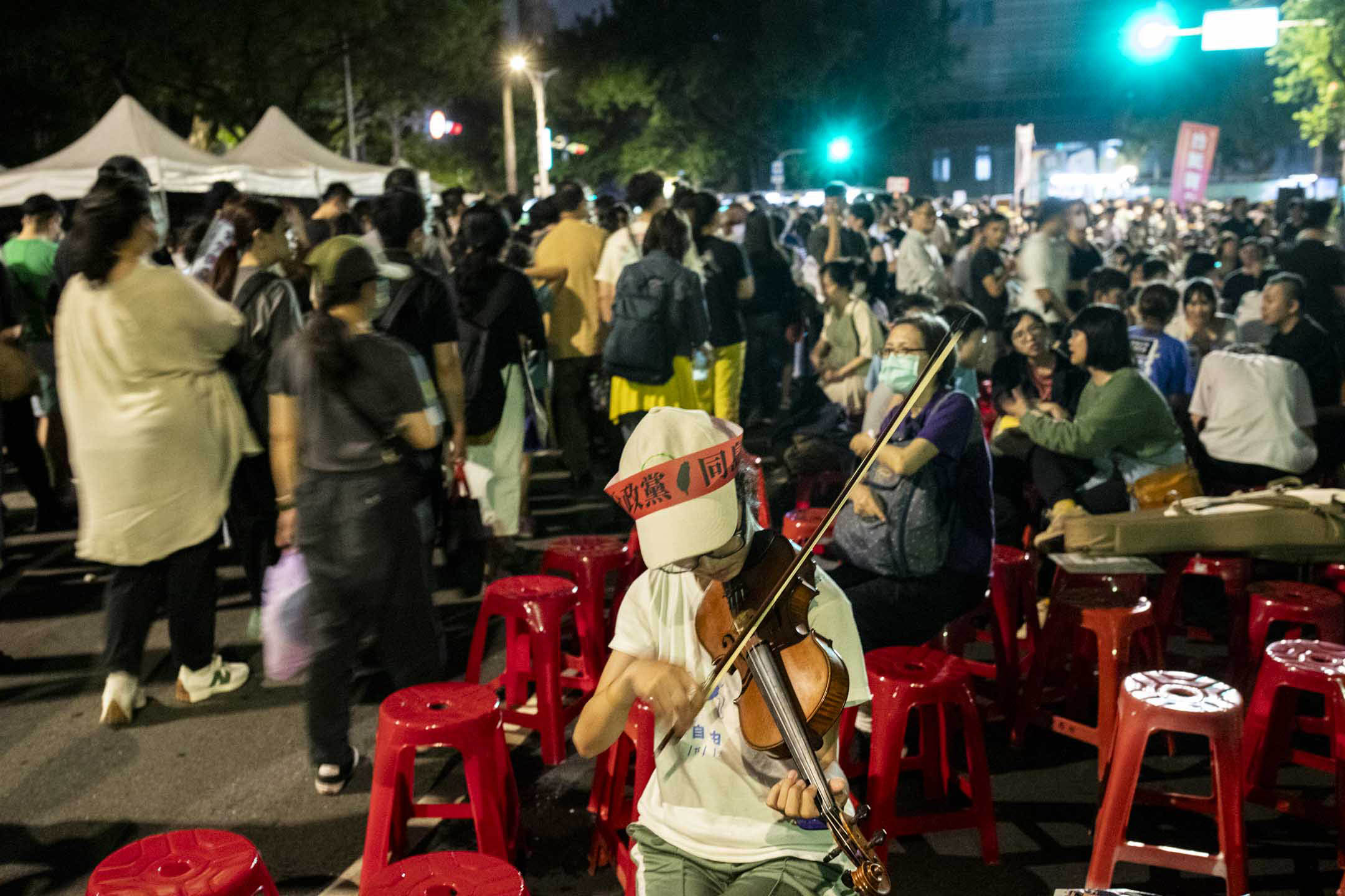 2024年5月24日,台北,立法院继续处理国会改革法案,示威者在立法院外集会。摄:林振东/端传媒