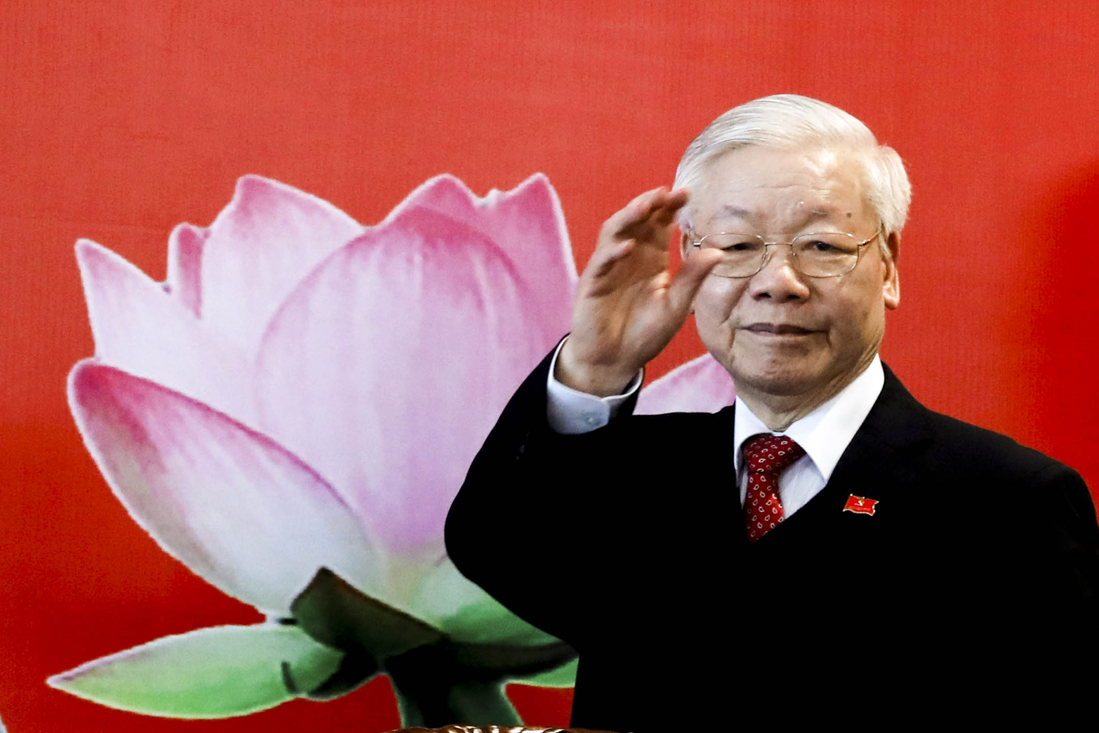 2021年2月1日,越南國家主席阮富仲在河內舉行的共產黨第十三次全國代表大會閉幕式後再次當選為總書記,並在新聞發布會上向媒體致意。攝:Kham/Reuters/達志影像
