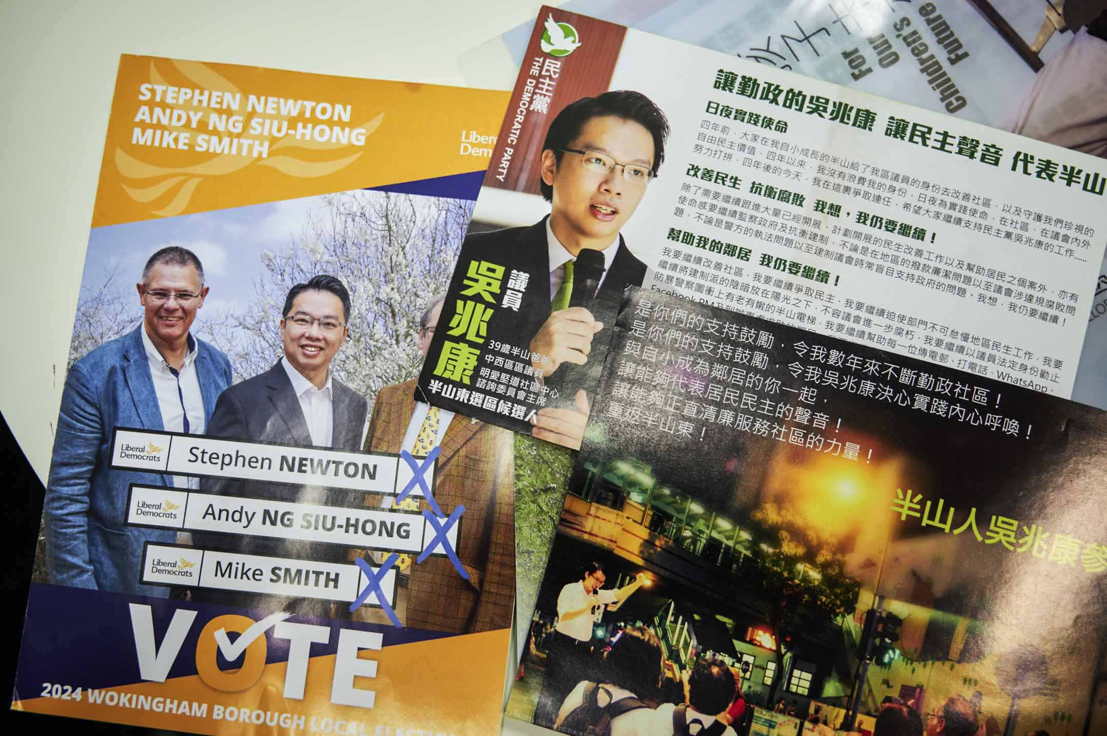 吴兆康在英国参选与以前在港参政的宣传政纲单张。摄:ST Wong/端传媒