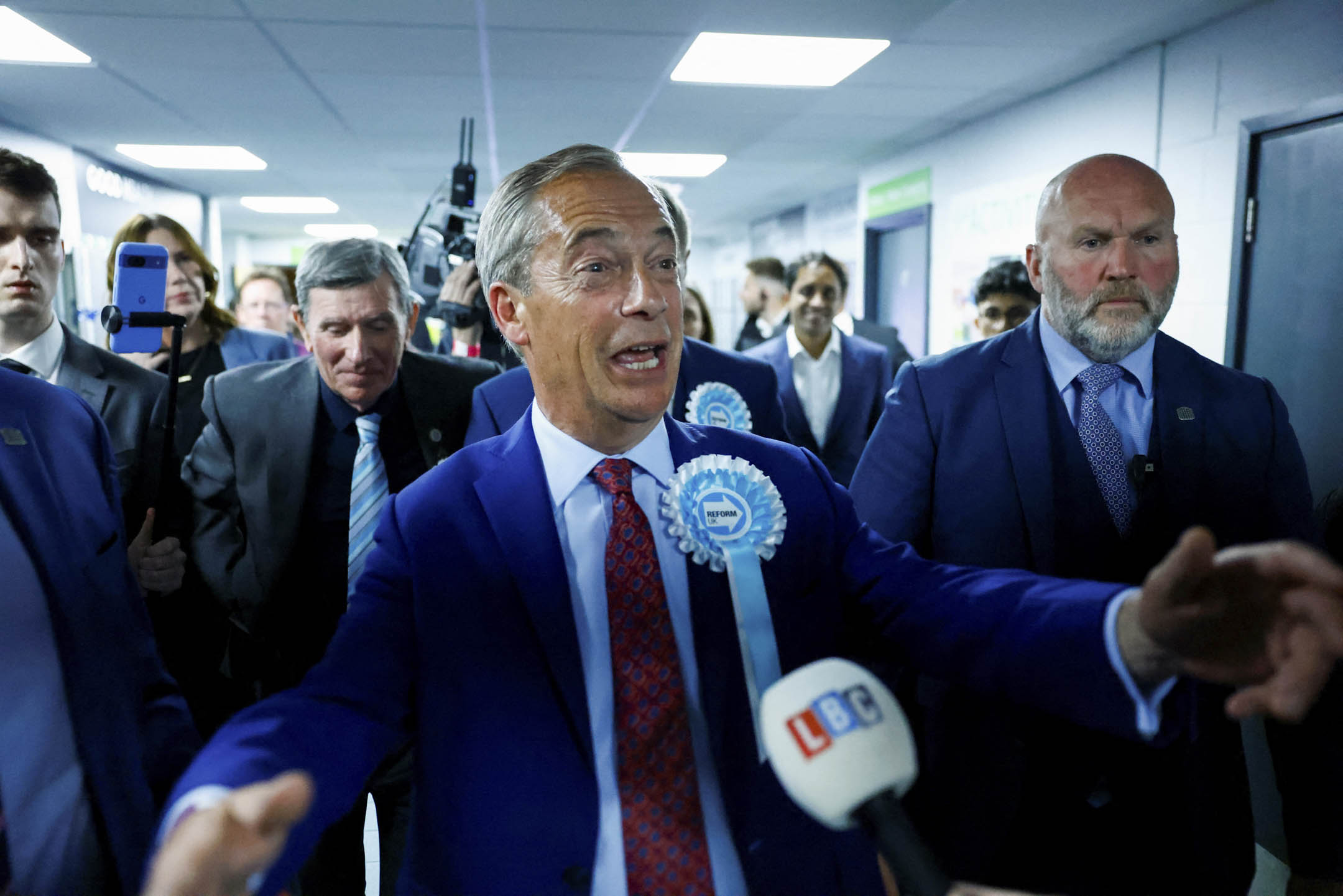 2024年7月5日,英国改革党党魁兼创办人Nigel Farage 在滨海克拉克顿举行的英国大选中赢得第一个议会席位后向媒体发表讲话。摄:Clodagh Kilcoyne/Reuters/达志影像