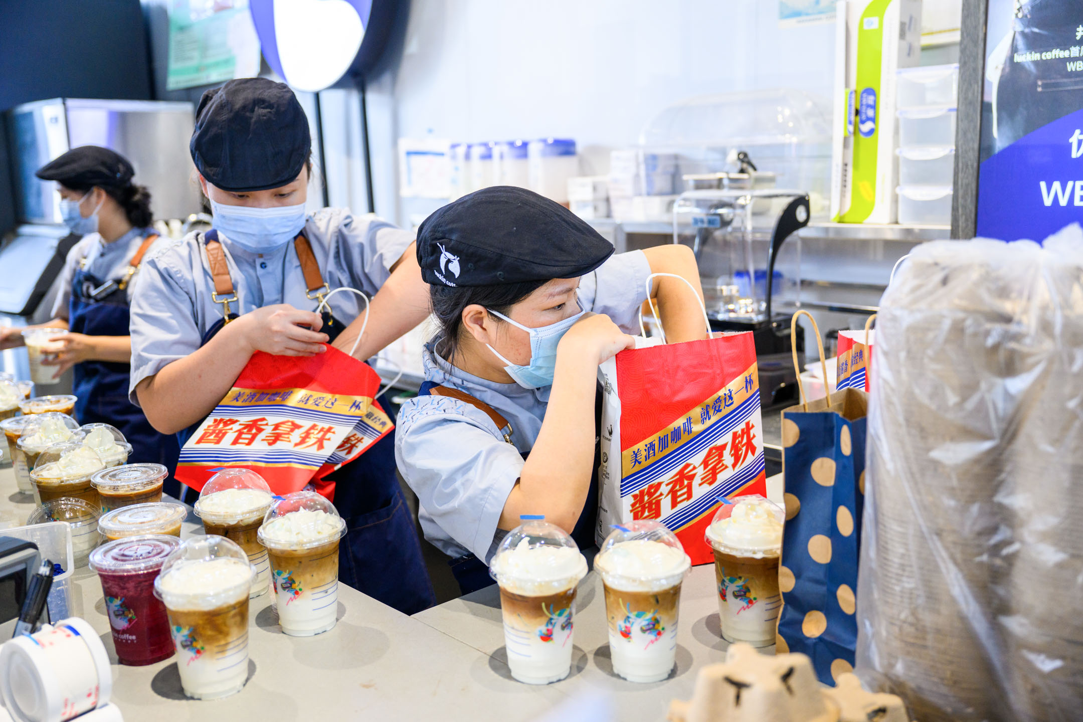 2023年9月4日,中國東莞,瑞幸咖啡店的店員為外帶訂單包裝貴州茅台風味拿鐵。攝:VCG/VCG via Getty Images