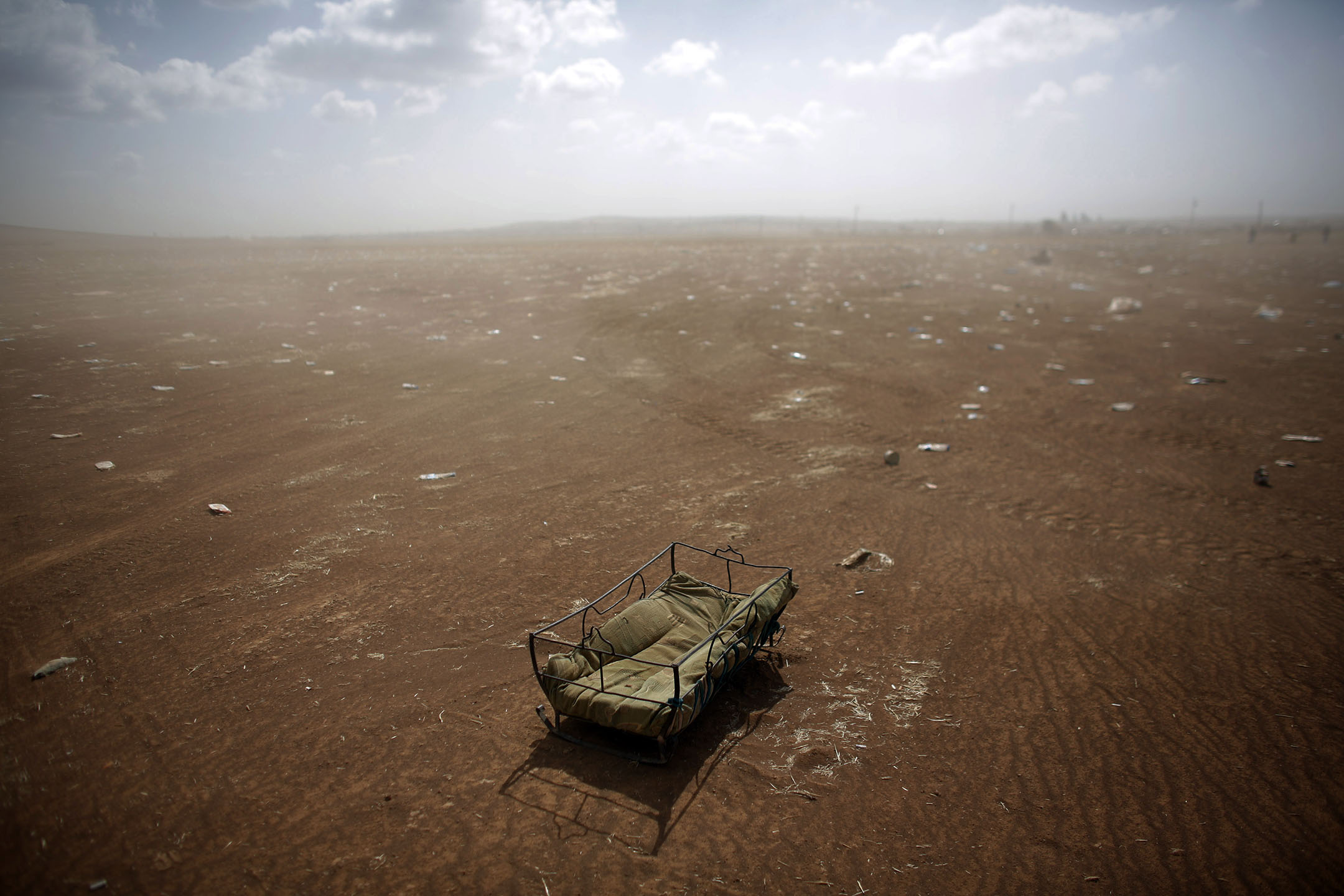 2014年9月27日,土耳其与叙利亚的边境,库德族难民留下的床。摄:Murad Sezer/Reuters/达志影像