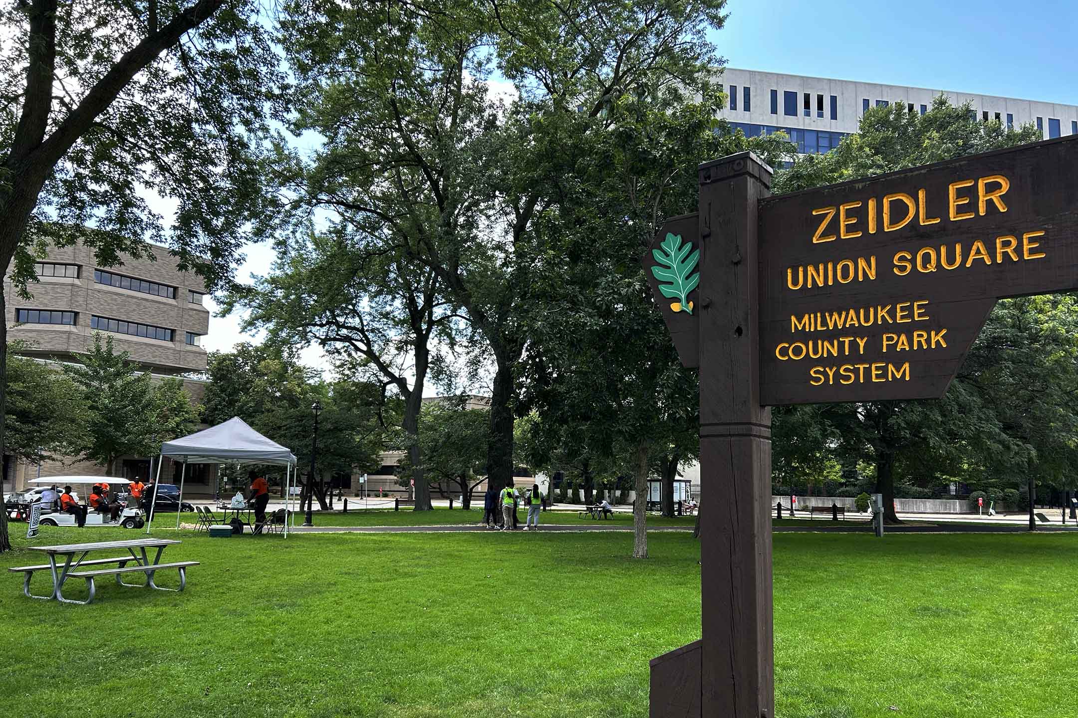 指定抗議區域Zeidler Union square 無人問津，不遠處穿醒目衣服的工作人員顯得百無聊賴。圖：作者提供