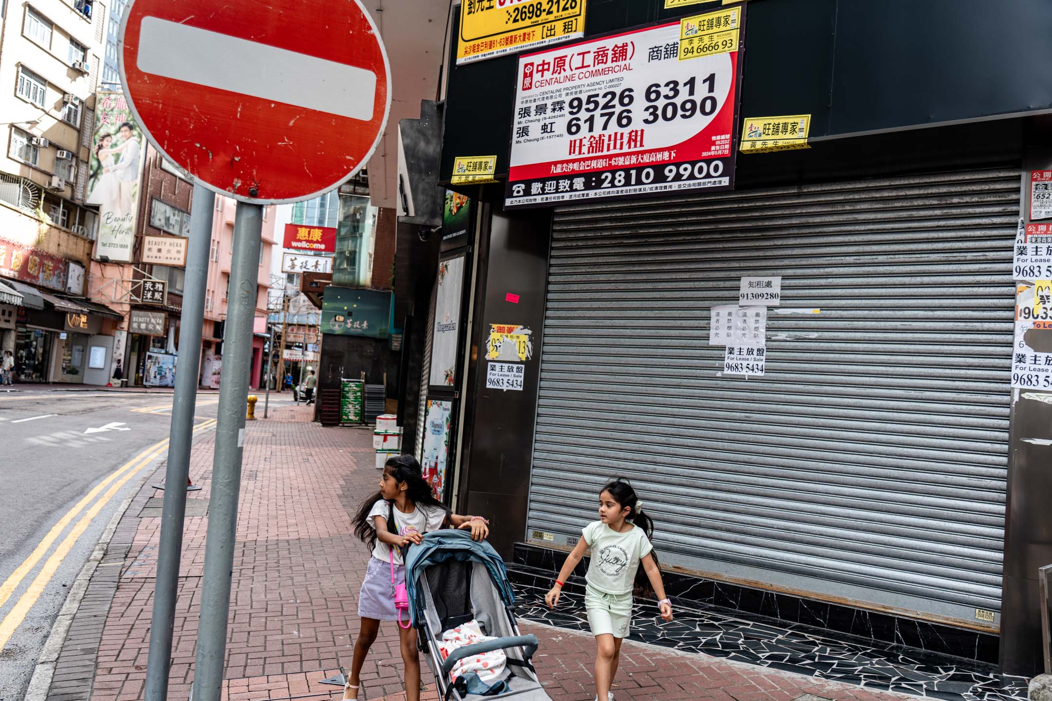 2024年7月1日，尖沙咀金巴利道有不少空置的店舖。攝：Ryan Lai/端傳媒
