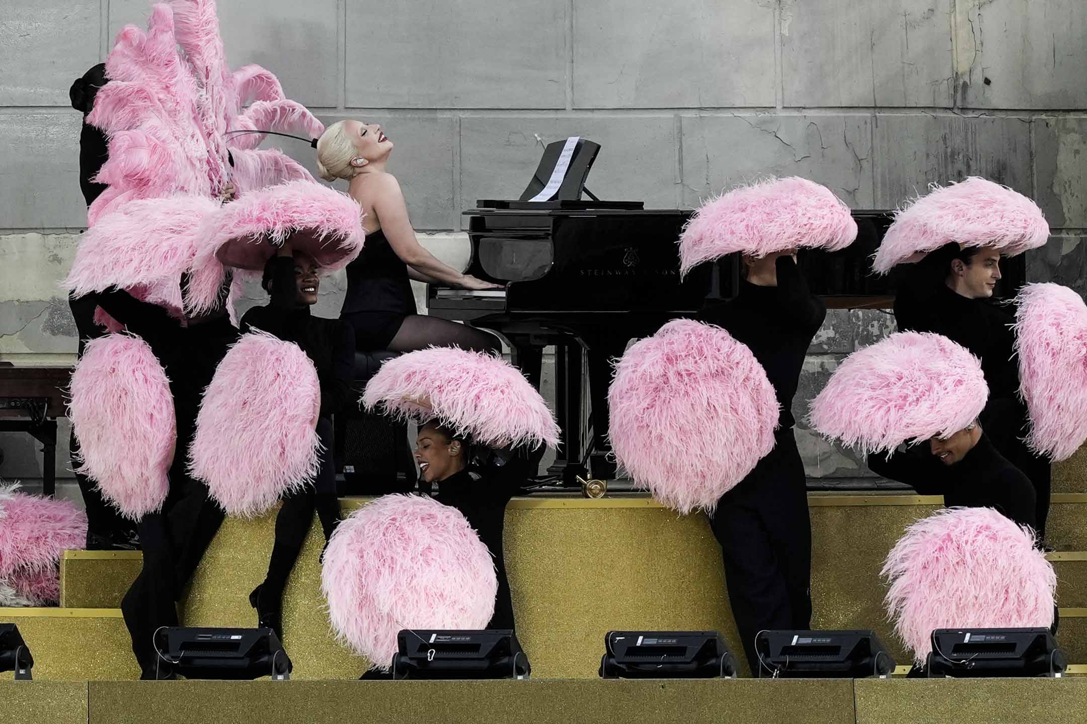 2024年7月26日,Lady Gaga 在巴黎奧運開幕典禮上表演。攝:Luca Bruno/AP/達志影像