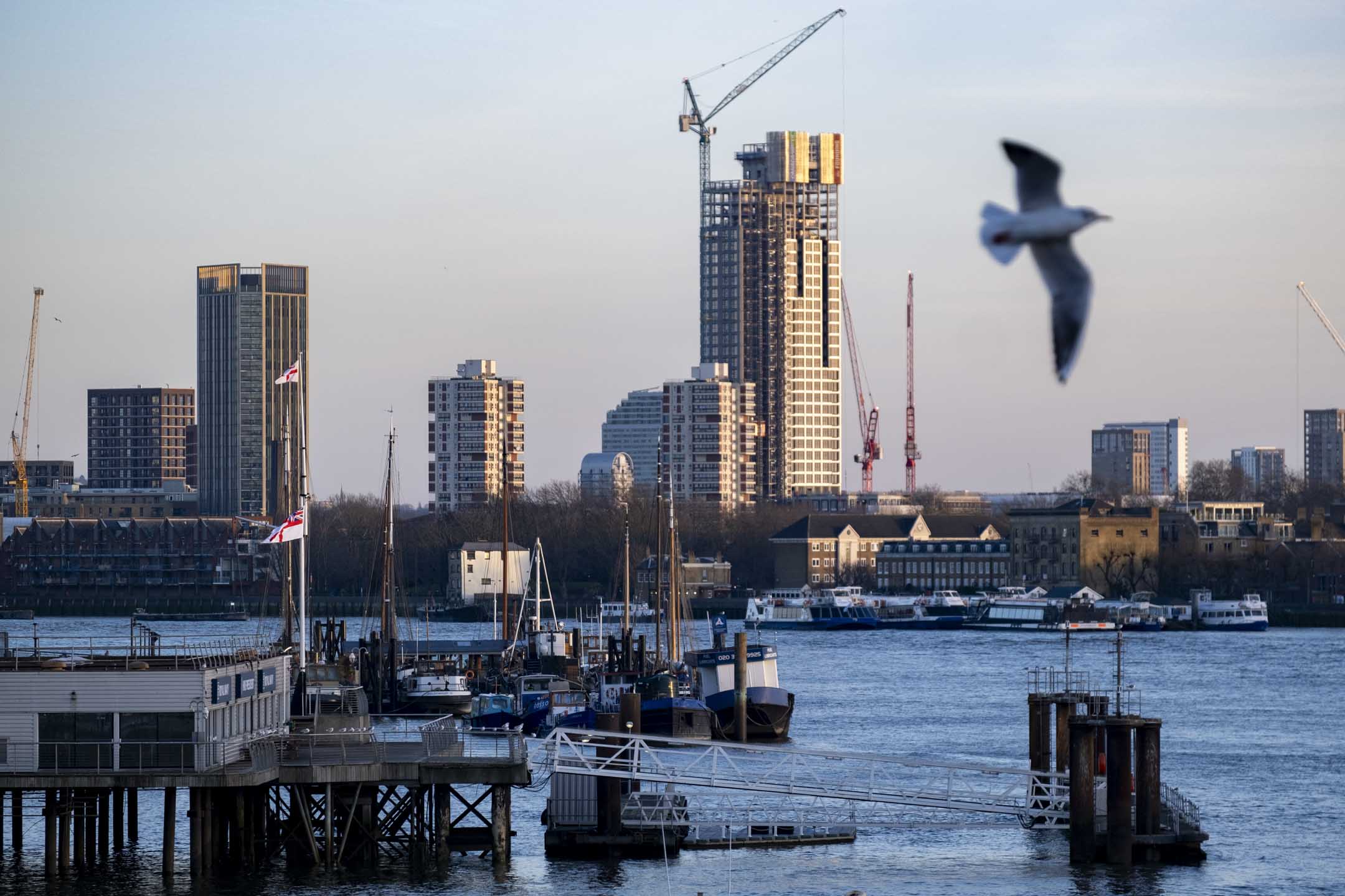 2024年1月16日,英國倫敦泰晤士河畔正在興建的高樓。攝:Mike Kemp/In Pictures via Getty Images