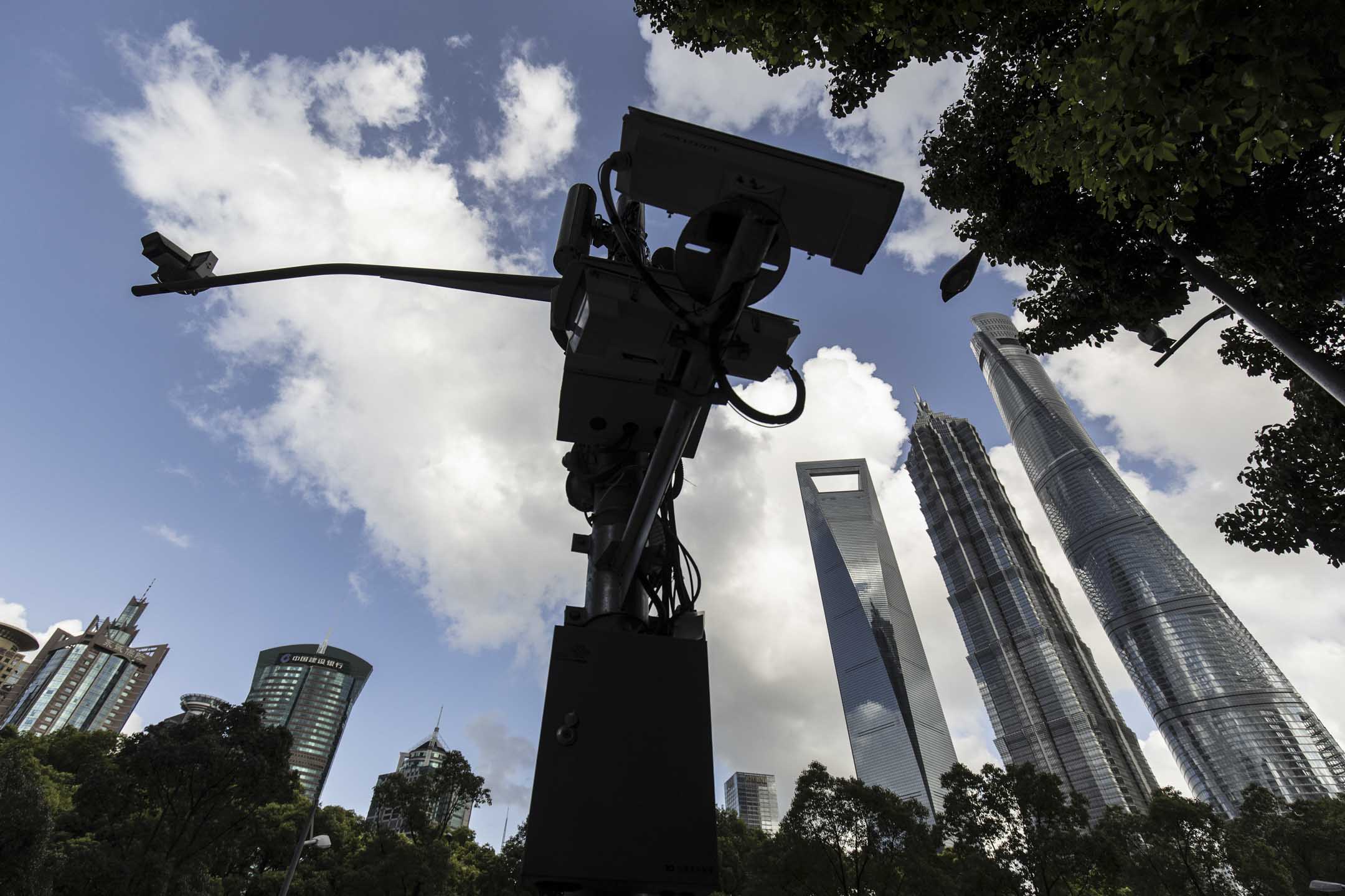 2021年7月20日，中國上海陸家嘴商務區的監控裝置。攝：Qilai Shen/Bloomberg via Getty Images