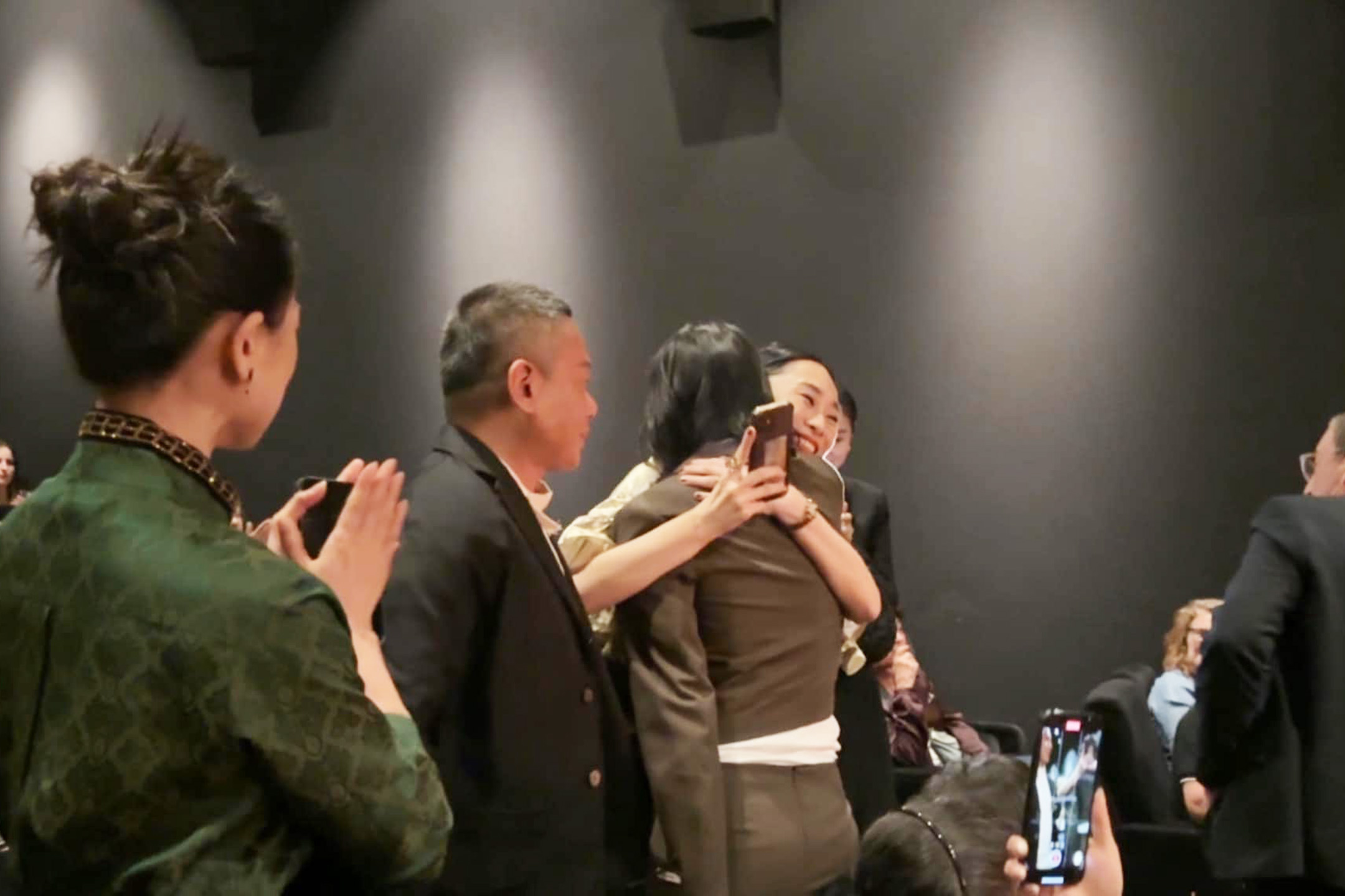 電影《藍色太陽宮》獲獎後,導演與製作人員相擁慶祝。圖:吳可熙 Wu Ke-Xi Facebook