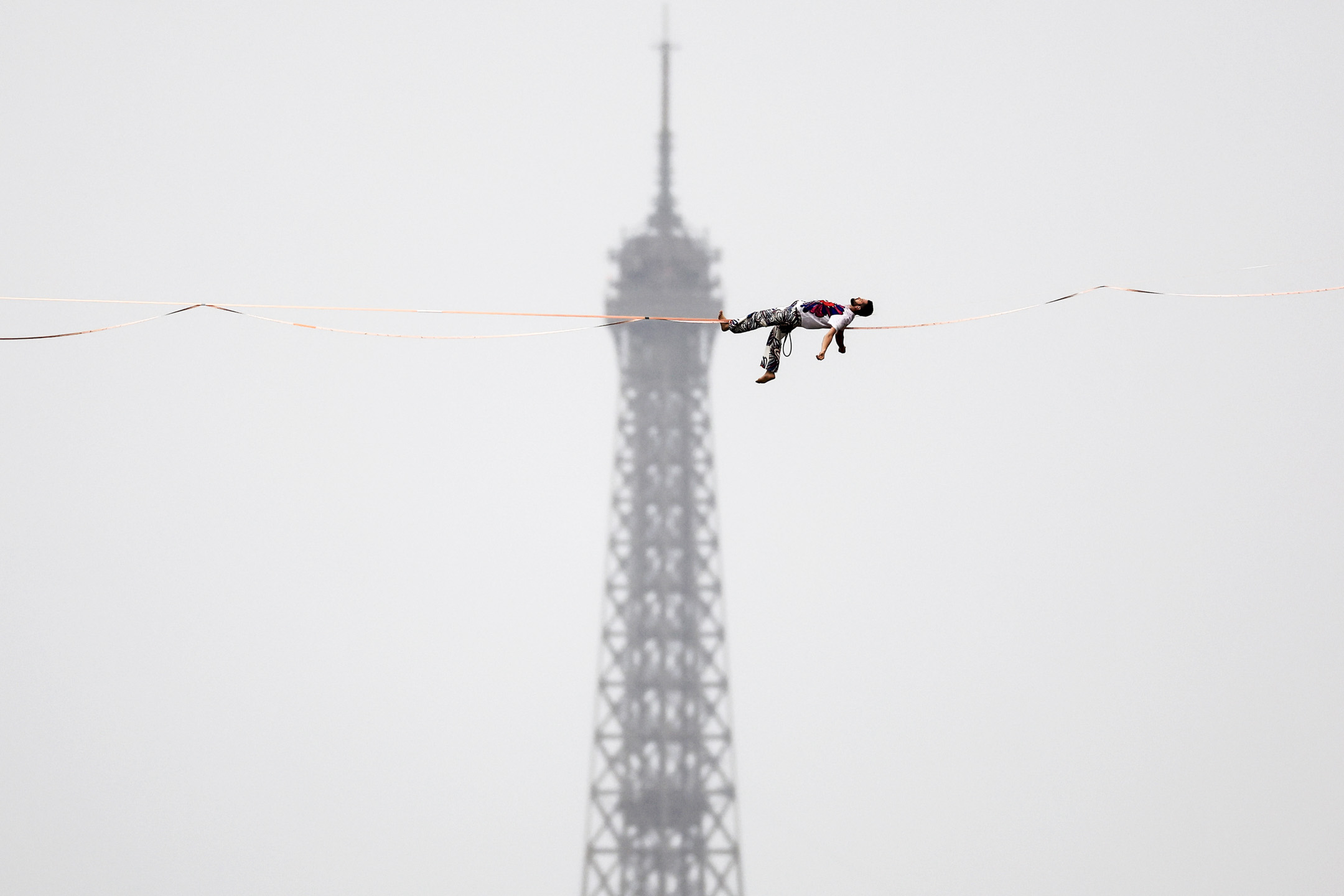 2024年7月26日,走鋼絲運動員 Nathan Paulin 在高空繩索上表演。攝:Buda Mendes/Getty Images