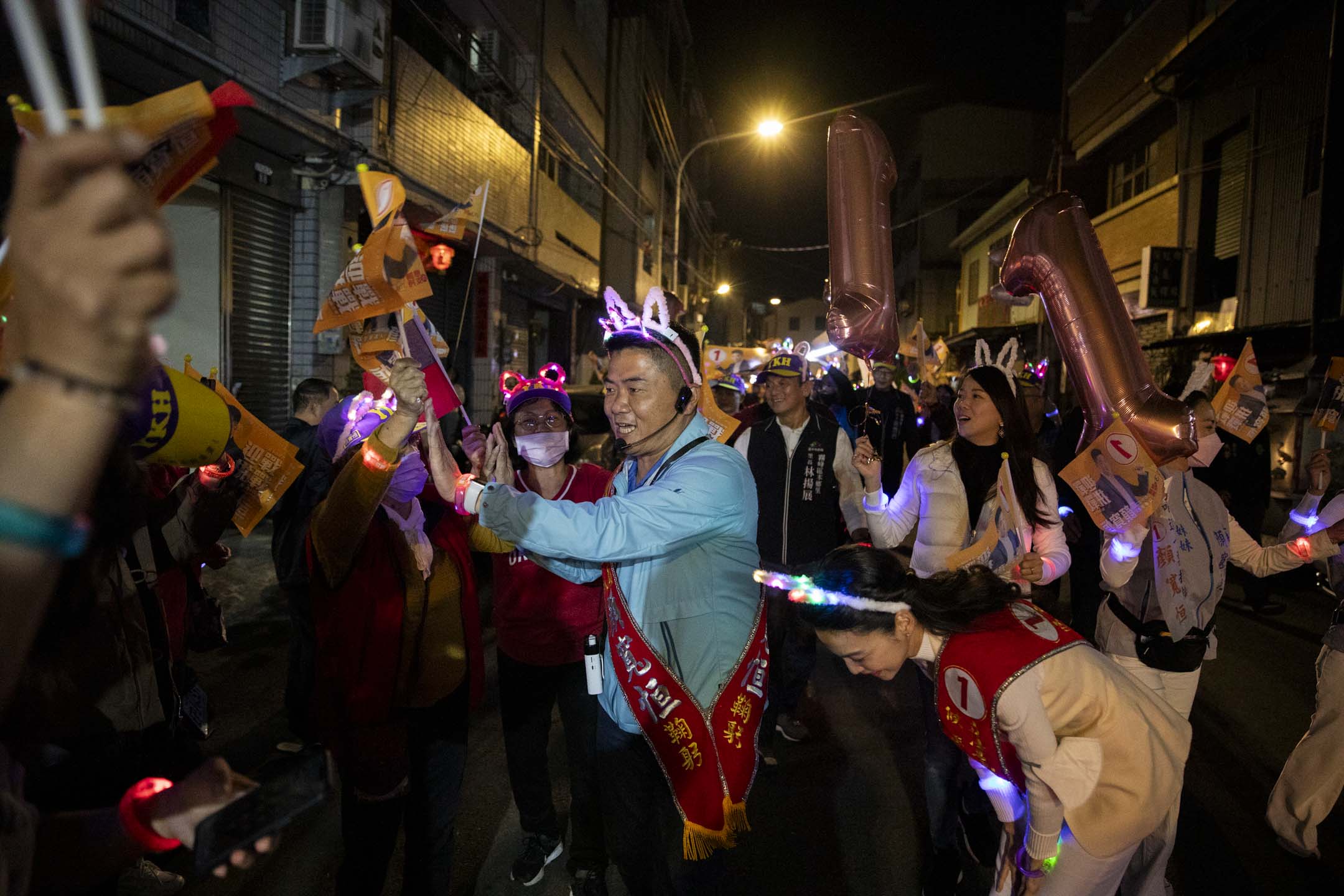 2024年1月6日,國民黨立委參選人顏寬恒在台中選區拉票。攝:林振東/端傳媒