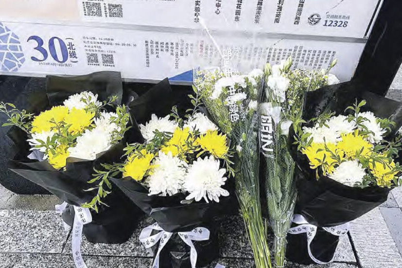 苏州市居民胡友平试图阻止嫌疑人在校车袭击两名日本公民,过程中受伤不幸身亡,市民送花悼念。网上图片